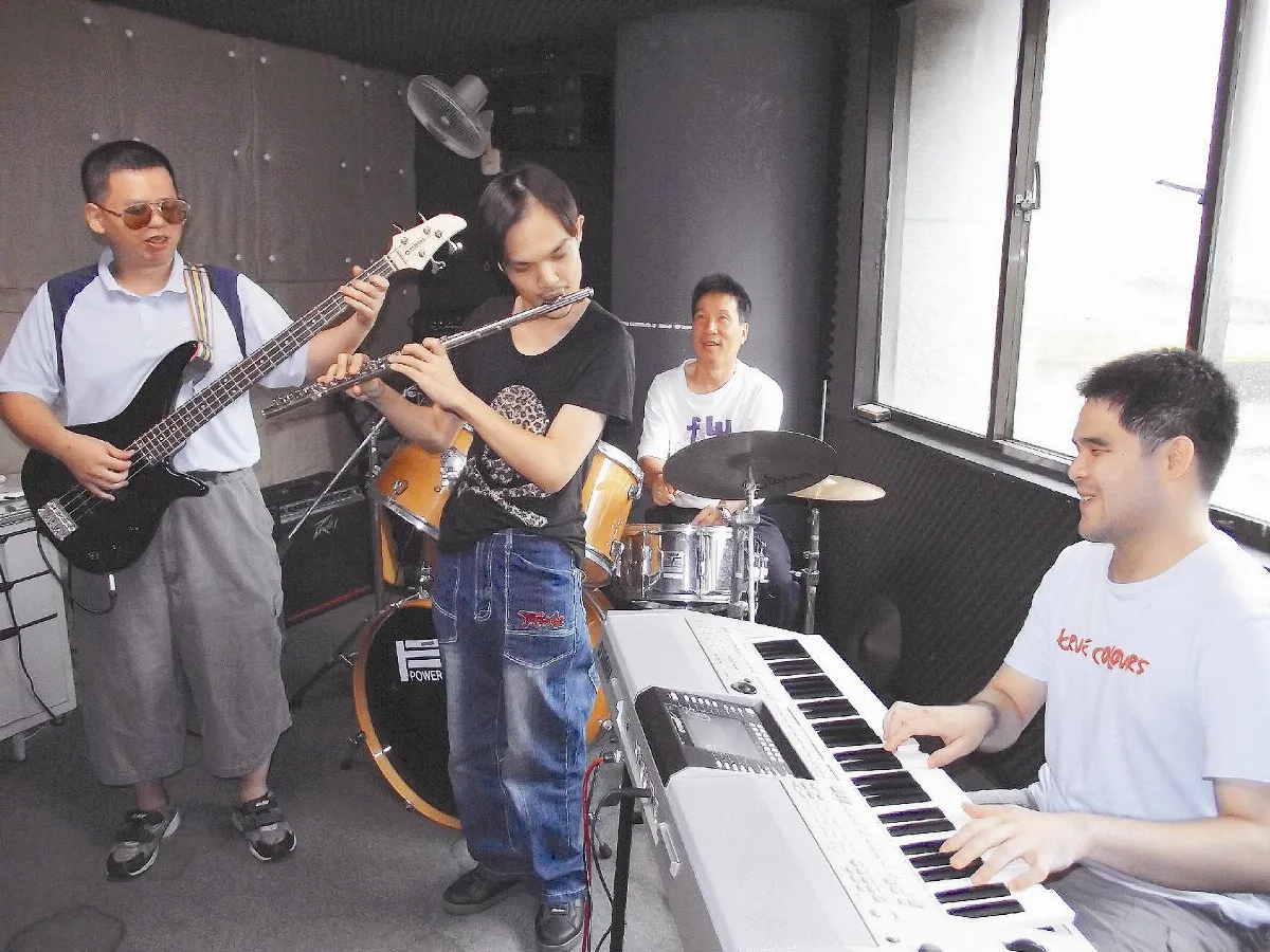 黑墨鏡樂團 征服聽眾的心