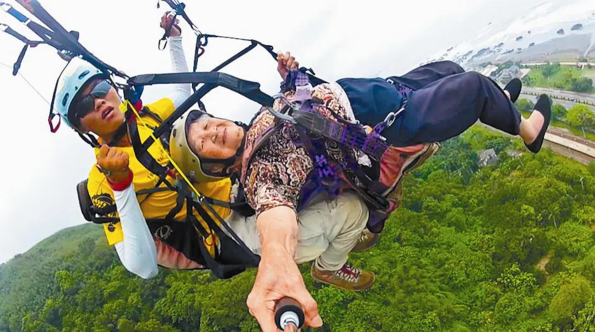 93歲嬤玩飛行傘 直說不過癮