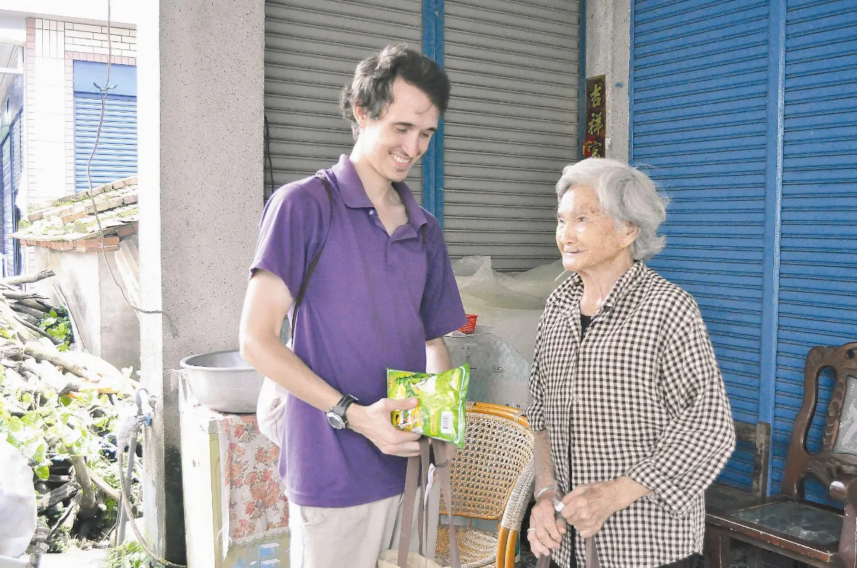 贈送愛心便當 溫馨關懷超越國界