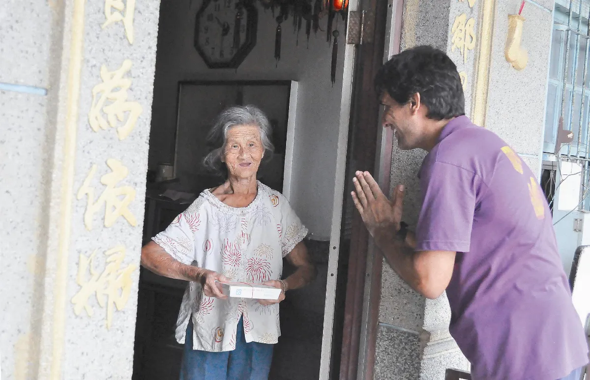 贈送愛心便當 溫馨關懷超越國界