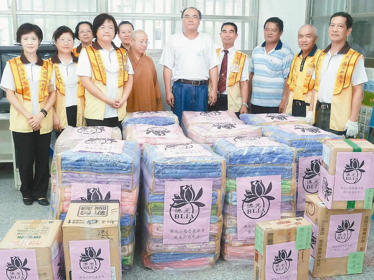 蘇拉風災 佛光人捐贈民生用品