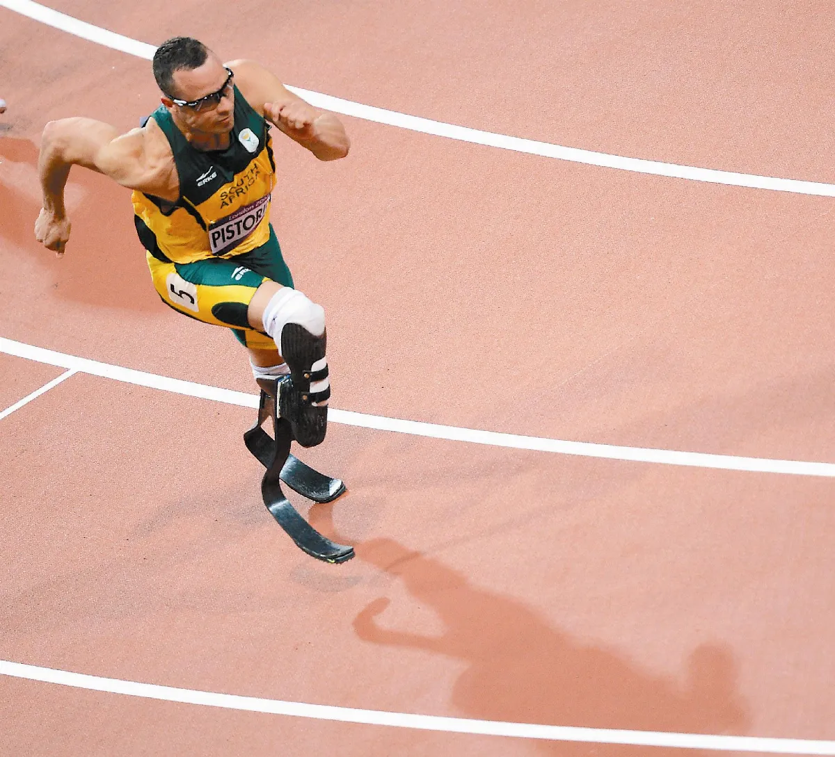 刀鋒戰士輸了400m    贏了掌聲