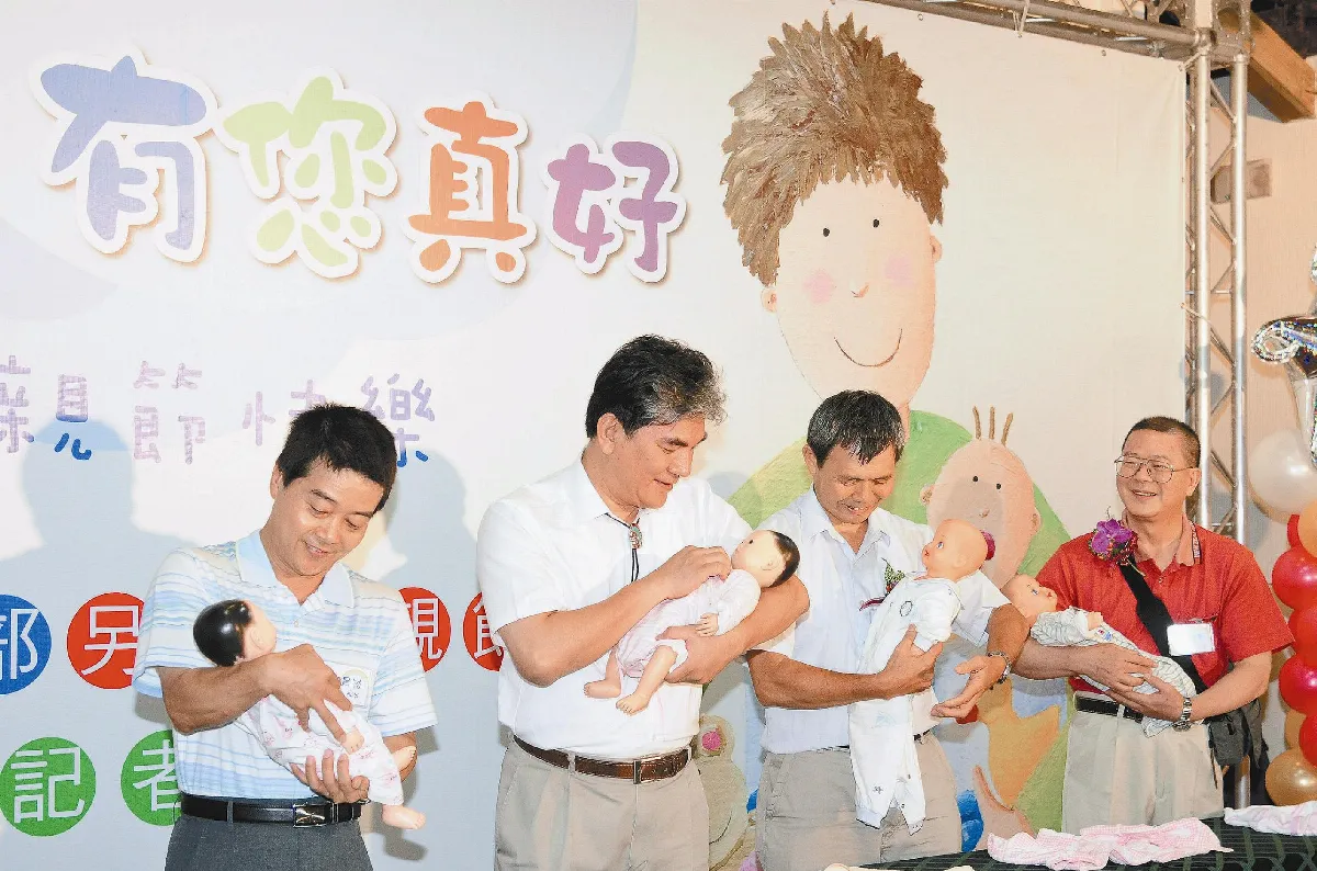 向保爸致敬 李鴻源包尿布秀