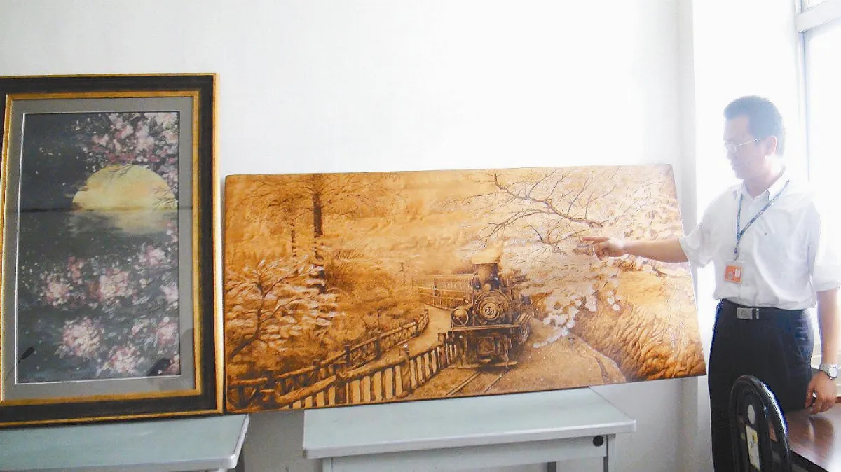 門板大烙畫 收容人細繪山櫻