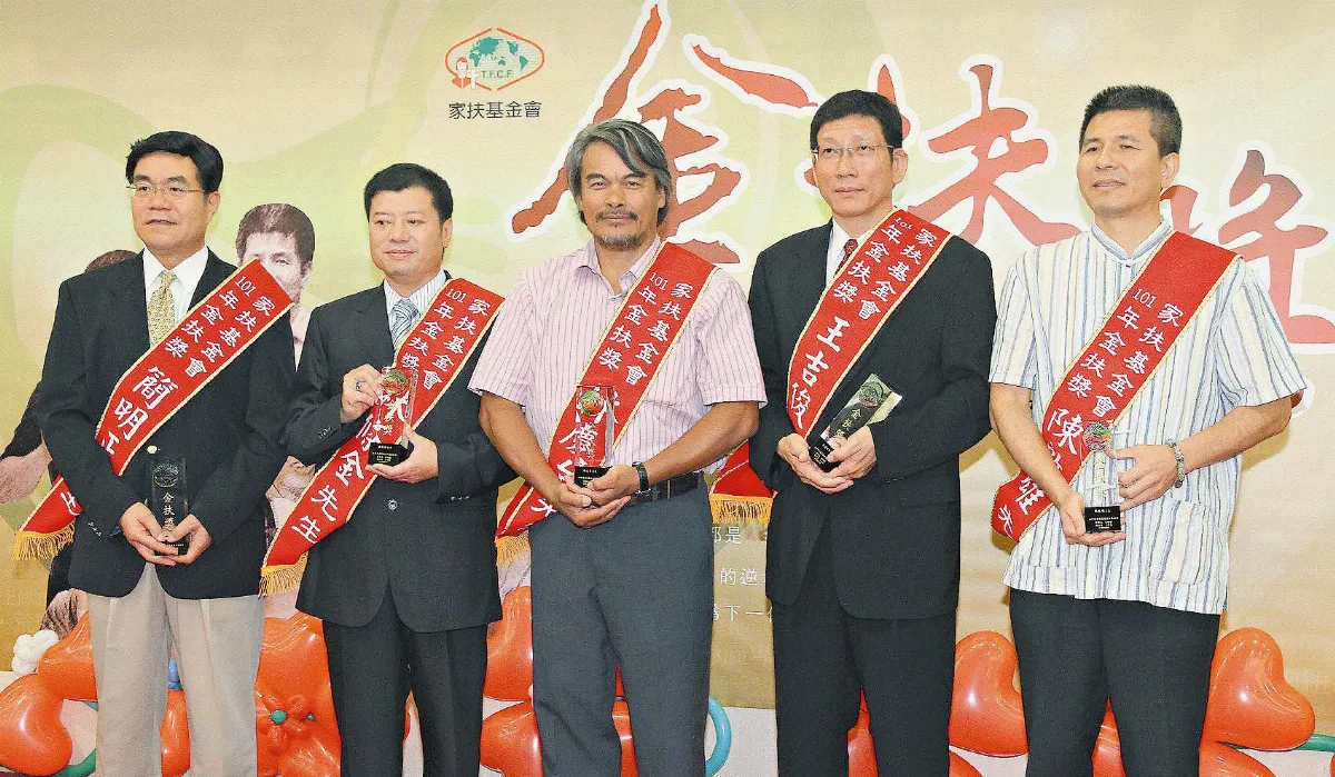 扶一把助部落 林慶台獲獎感念