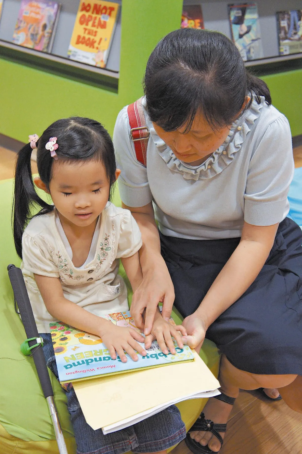 視障生親子共讀 盼同步看到暢銷書
