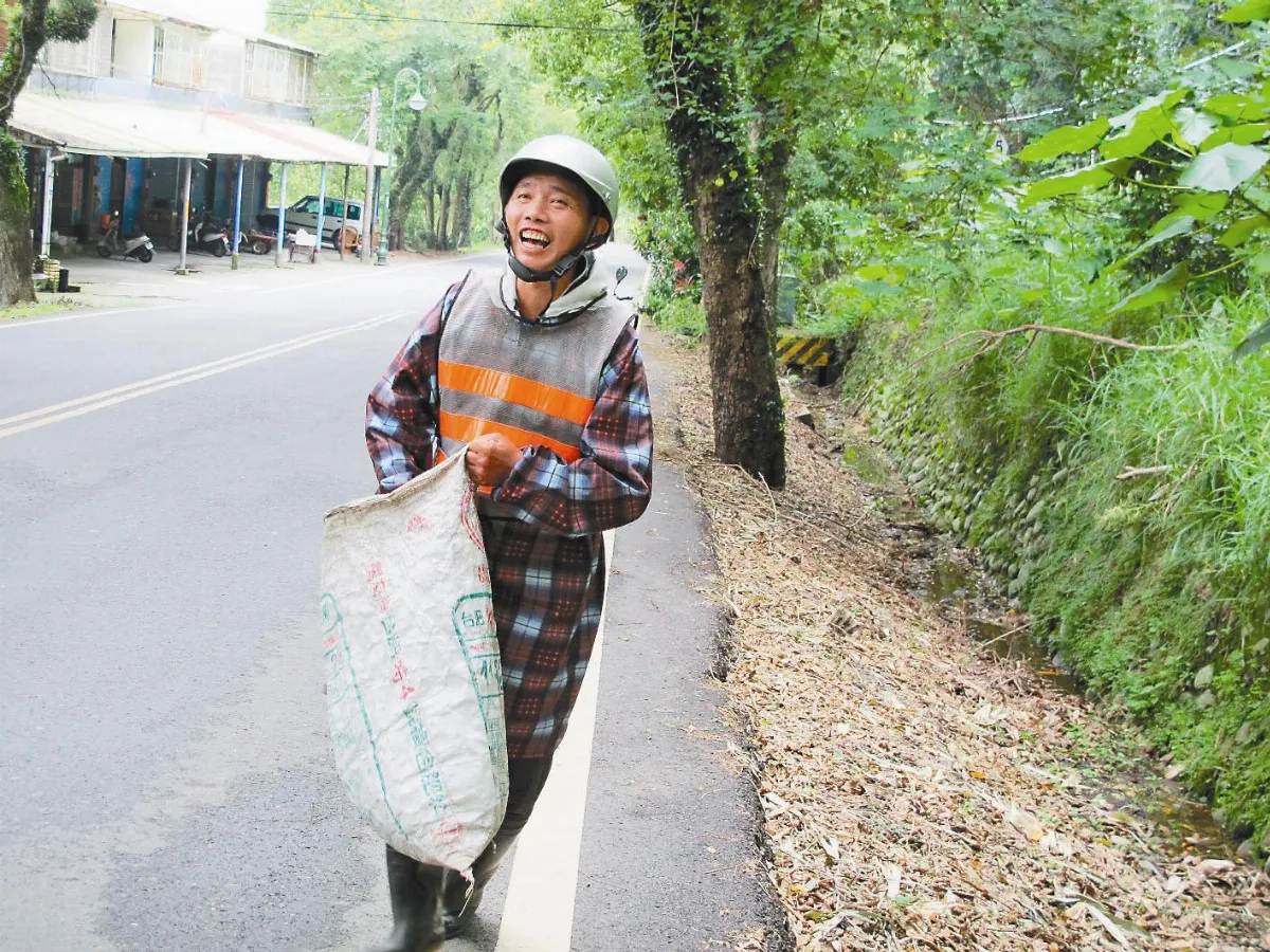 集集綠色隧道環境守護兵陳秋明掃垃圾 像做最快樂的事