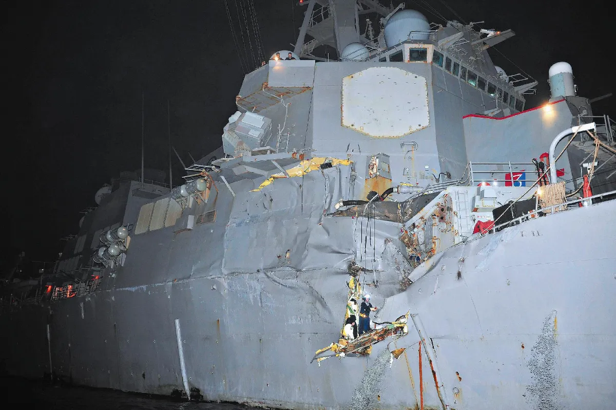 糗哇！撞到日油輪 美艦破大洞