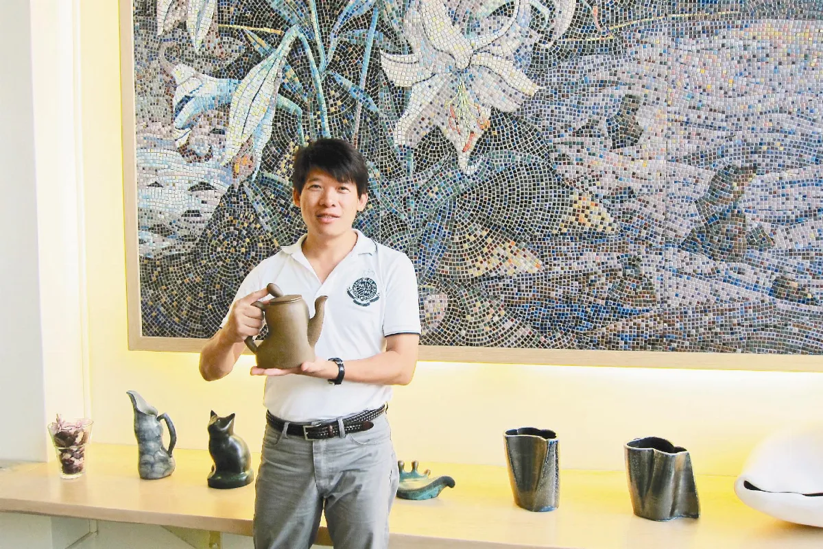 陶藝品當孩子 開店擺設兼照顧
