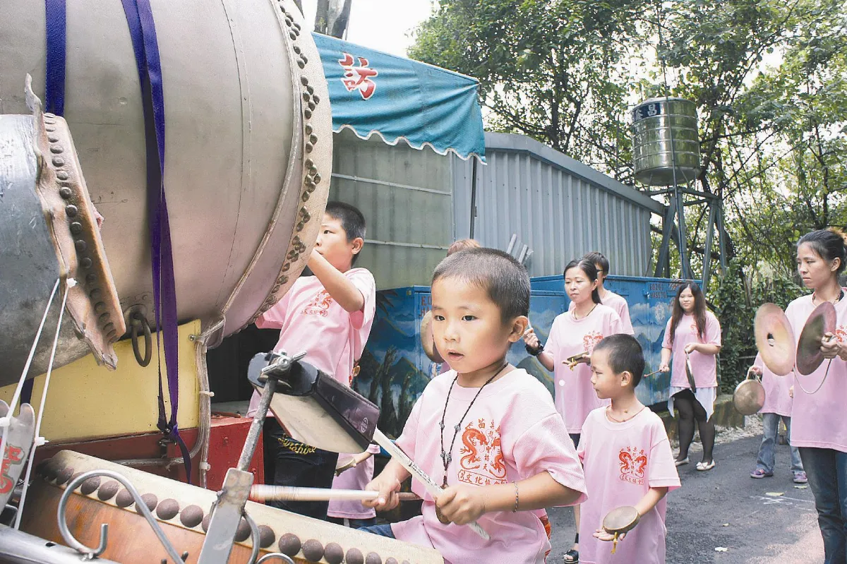 6歲娃打鼓陣 架式十足