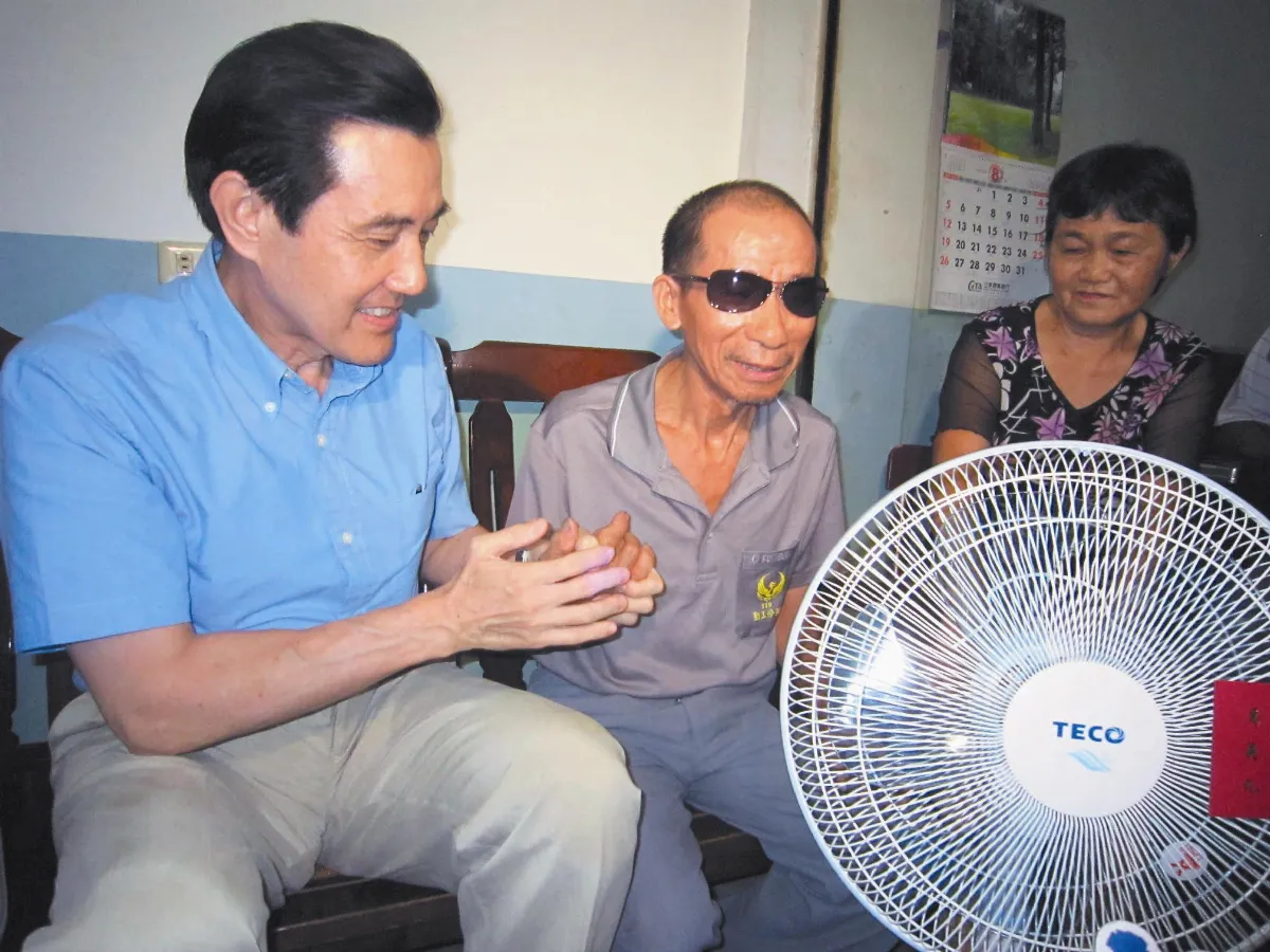 總統探視趙文正 送電扇墨鏡