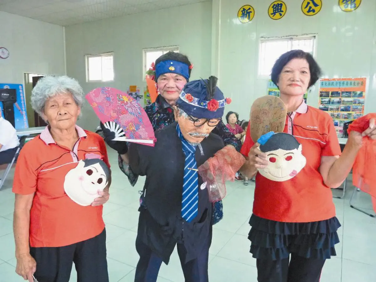 71歲小老人公揹婆反串 逗樂老老人