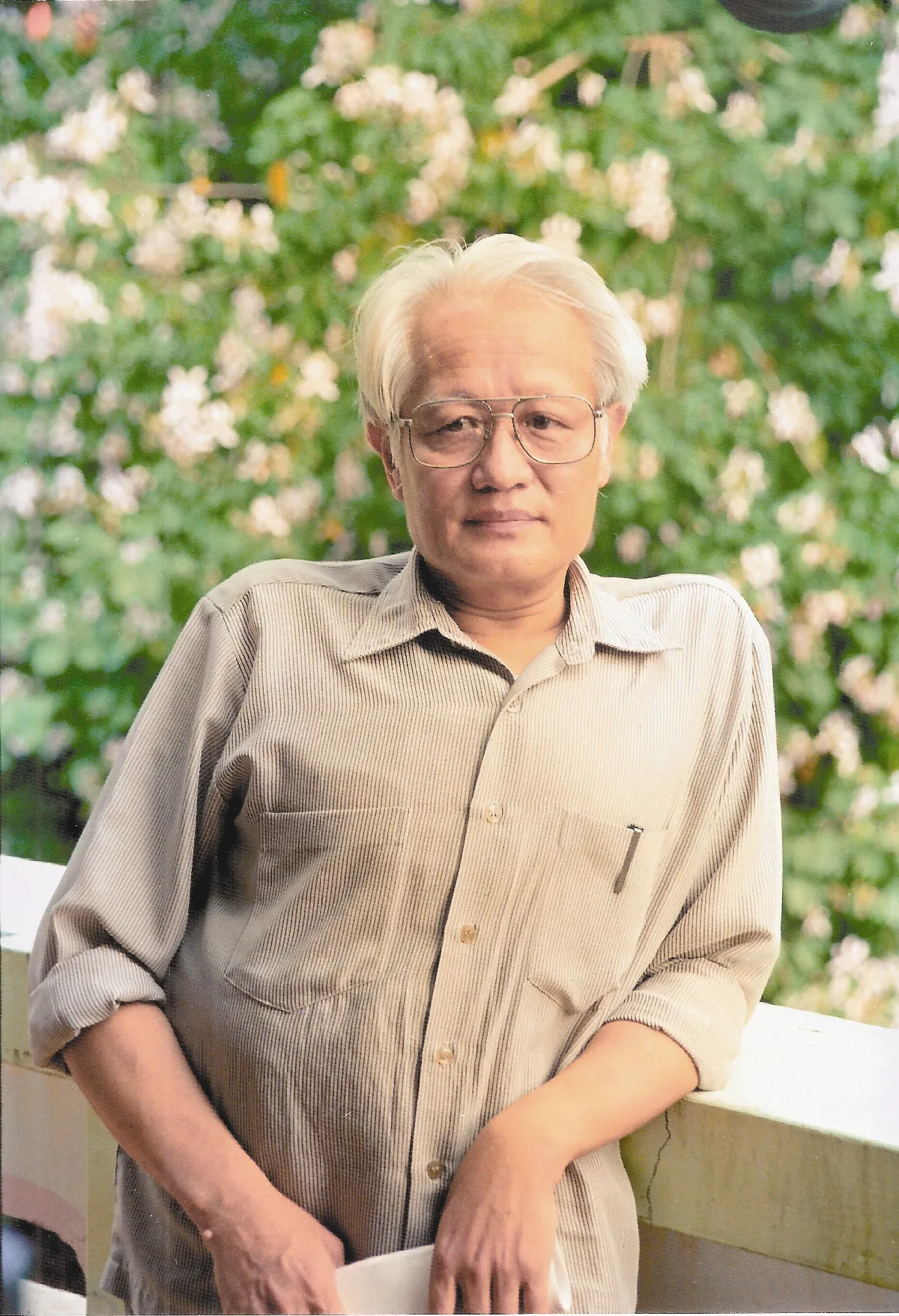 他，依然  靜靜地守候著