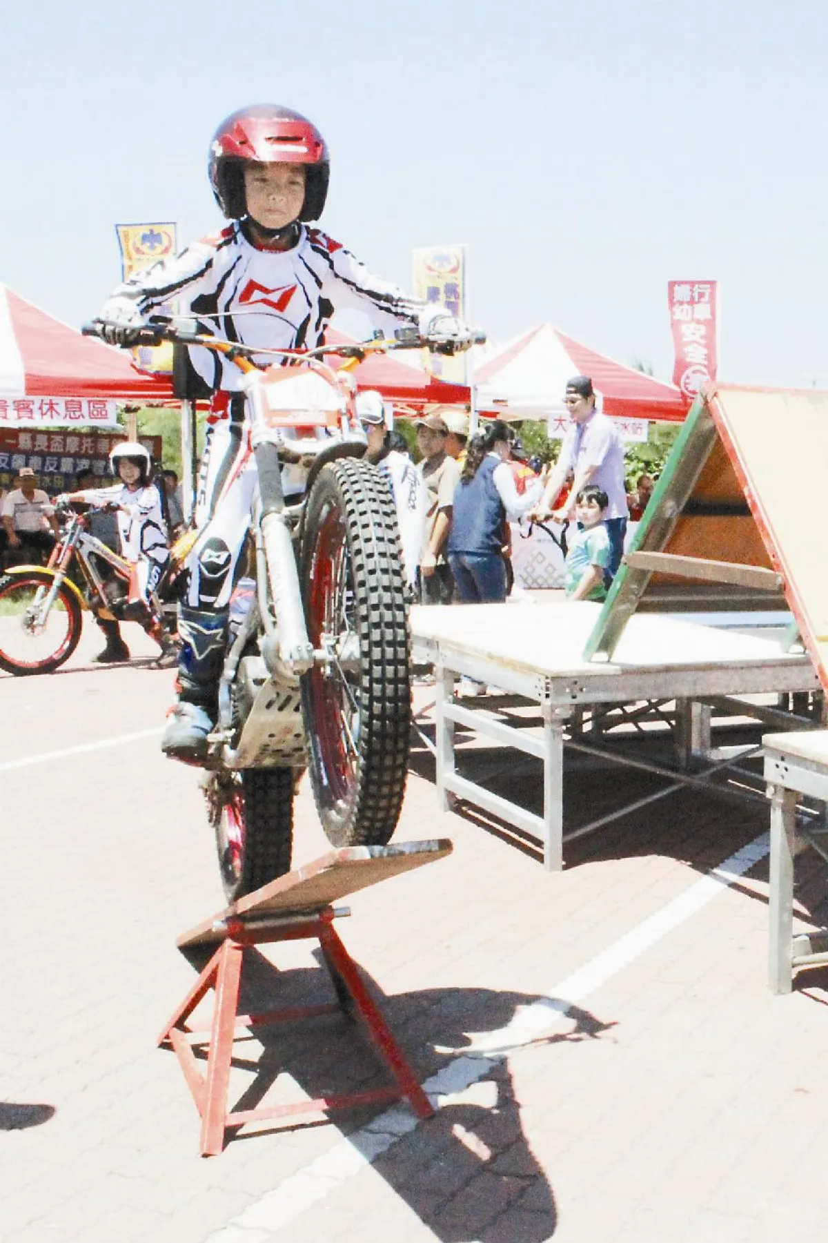 技巧摩托車 姐弟檔不輸大人