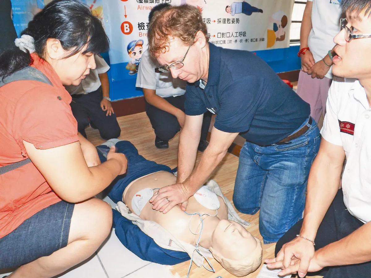 老外也學CPR