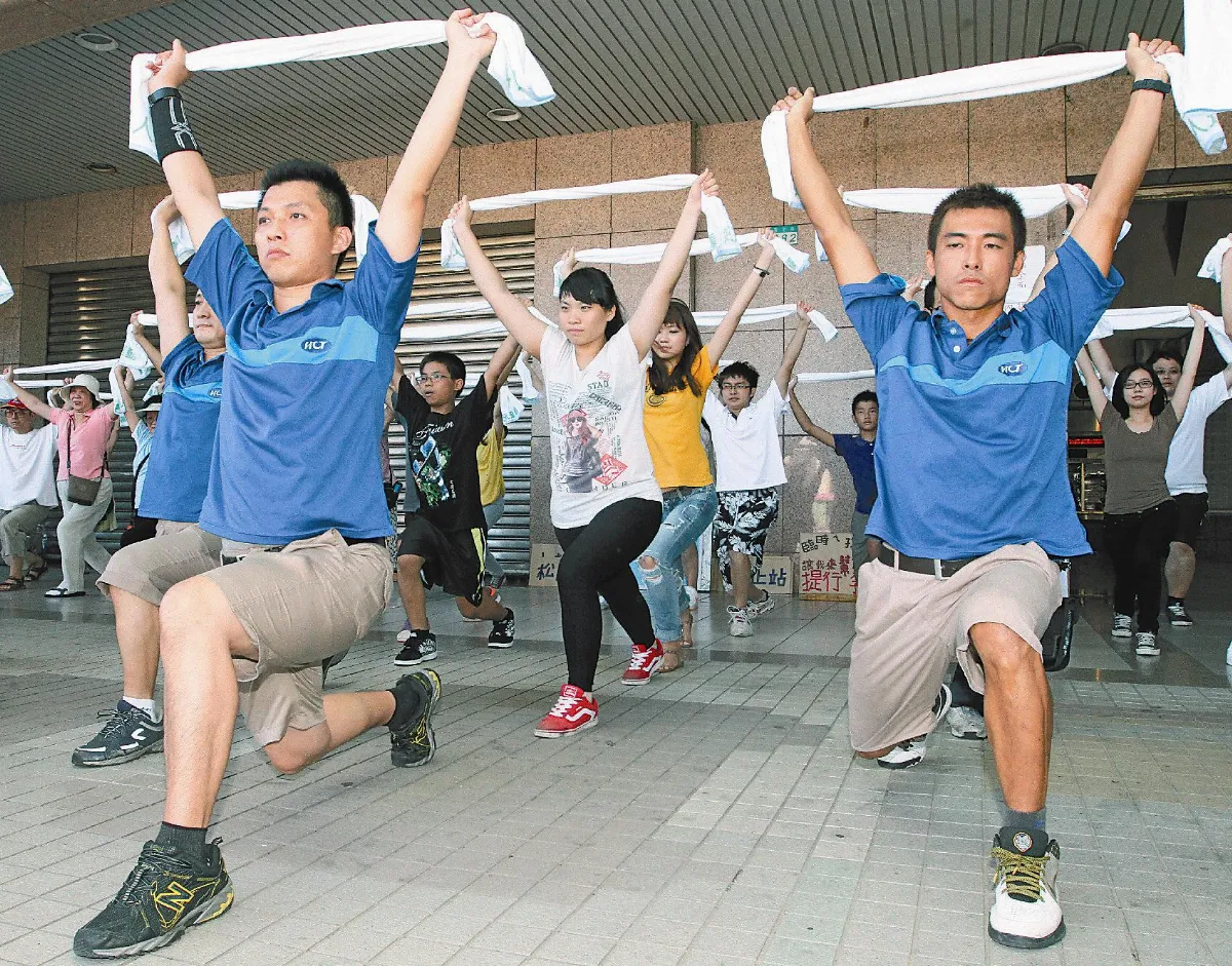 幫公嬤抬行李 到火車站集合
