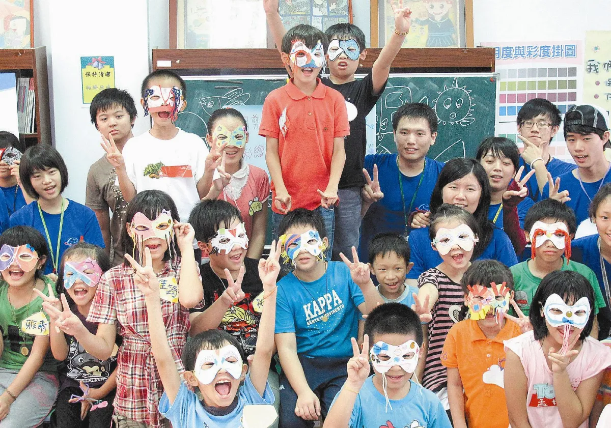 內甕國小奇幻之旅 學童開心戴環保面具