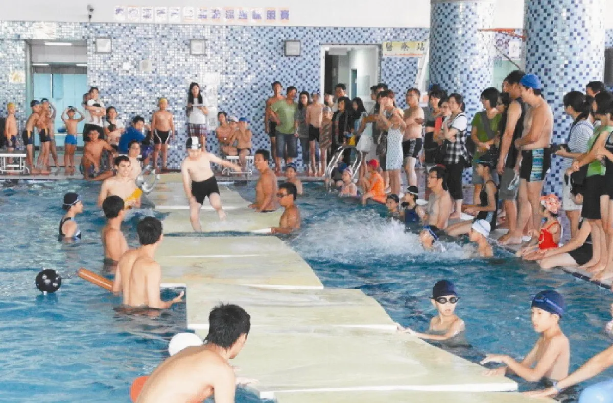長樂泳池 學童練習水上漂