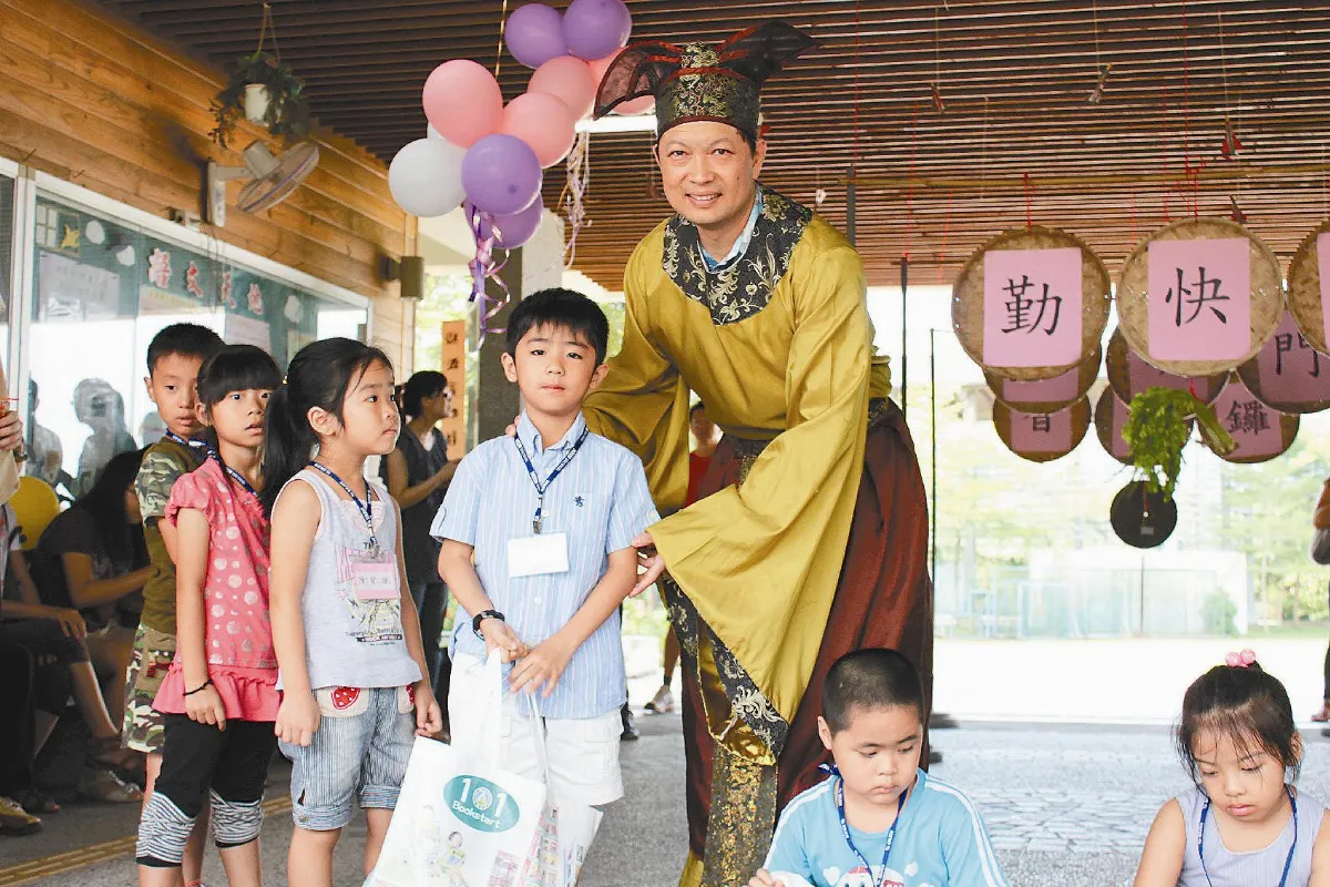 千秋迎新 家長扮孔子送福袋