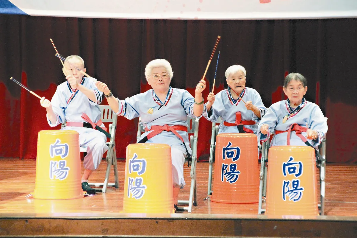 銀髮族秀才藝 99歲嬤當鼓手