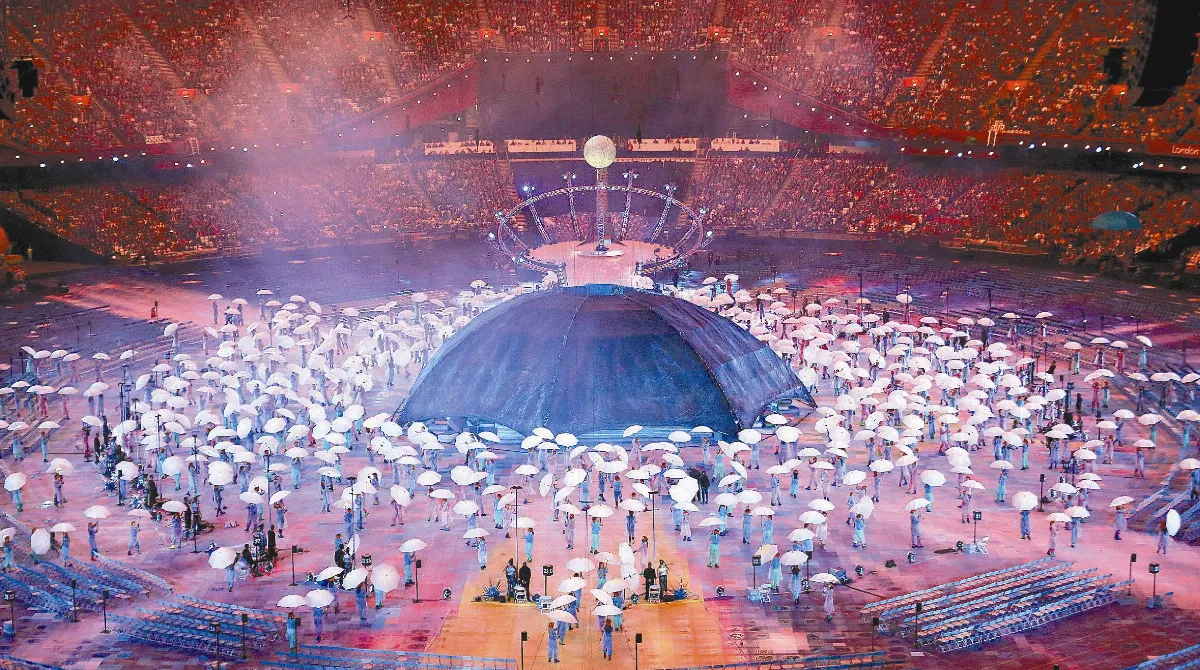 帕運燃聖火 霍金現身鼓舞人心