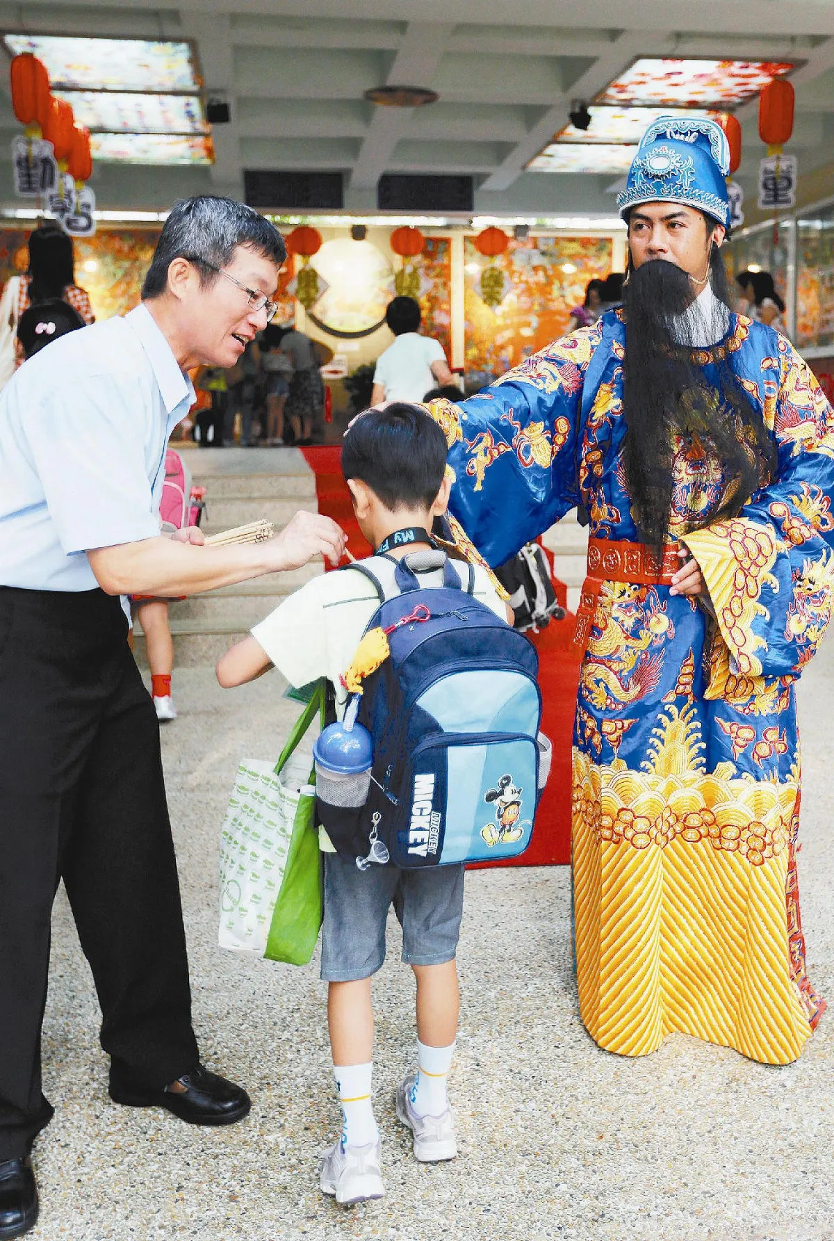 師長扮裝、趣味活動 只為讓學生開心進校園