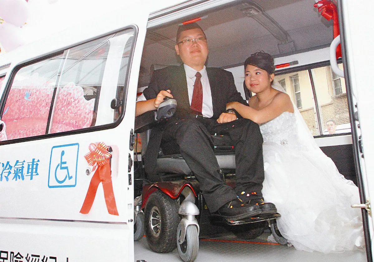 復康巴士當禮車 身障者求婚成功