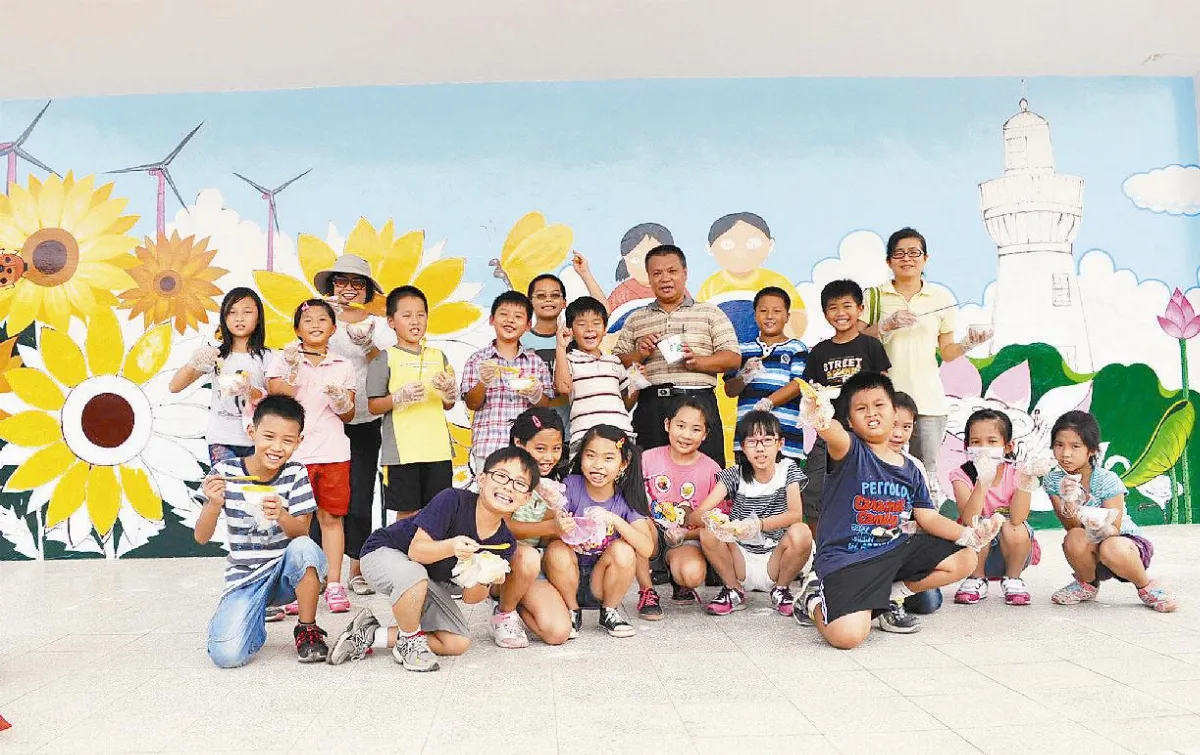 育仁國小師生 合力彩繪司令台