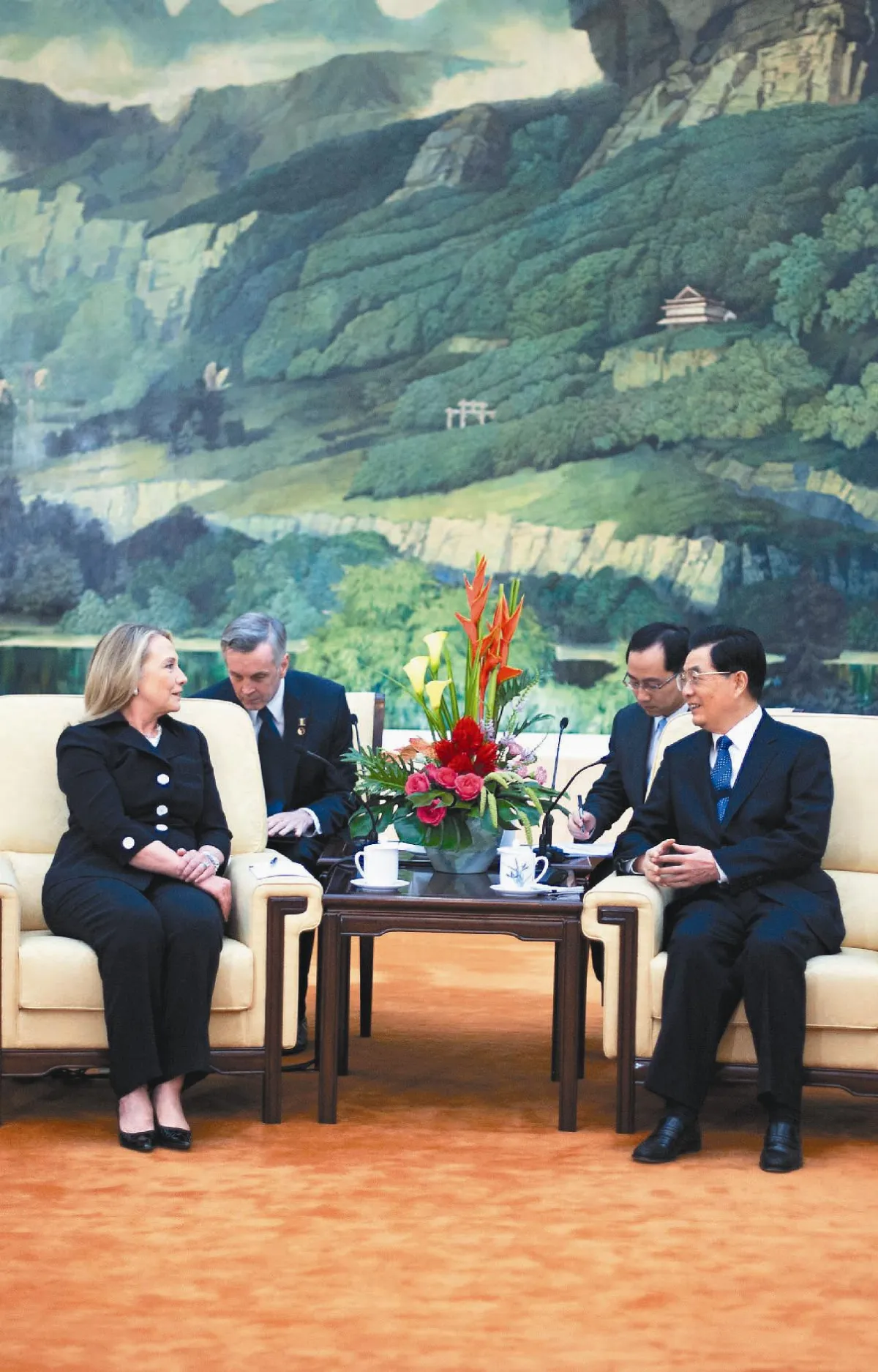 催生南海協議 希拉蕊：美未圍堵中國