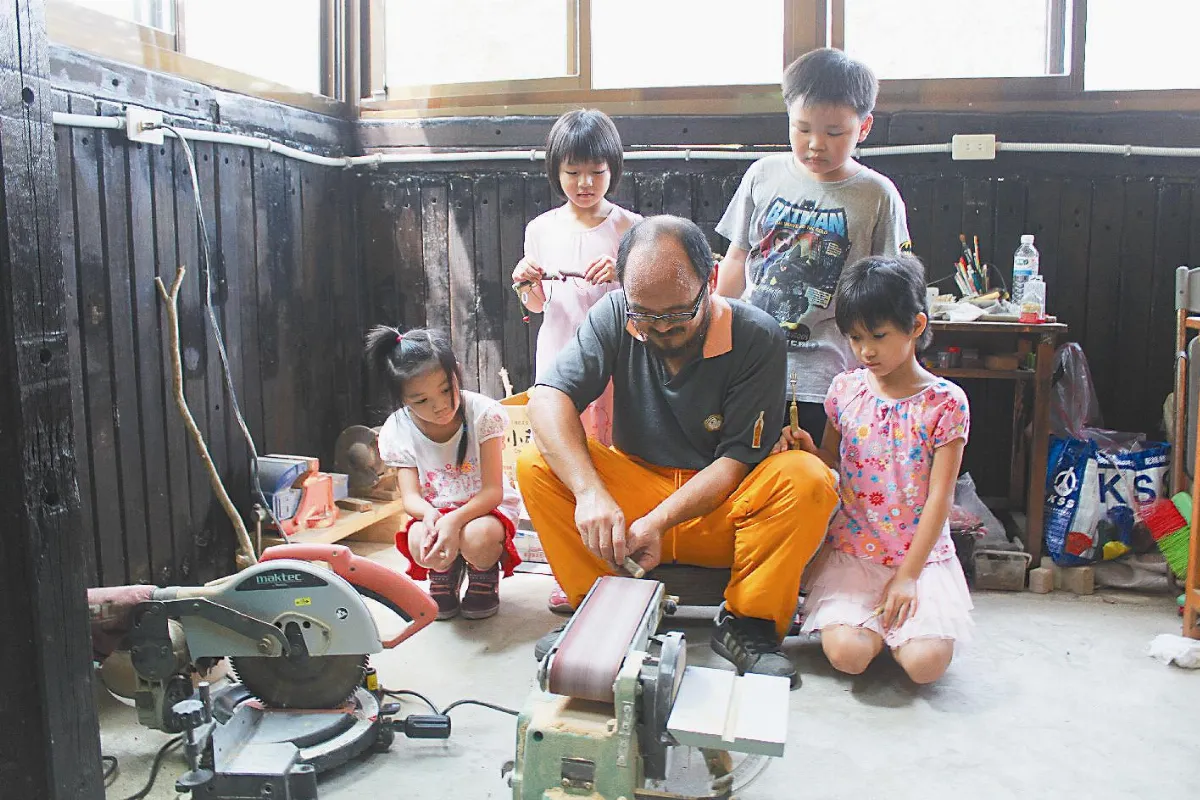 米倉國小廢棄課桌椅 變玩具、餐具