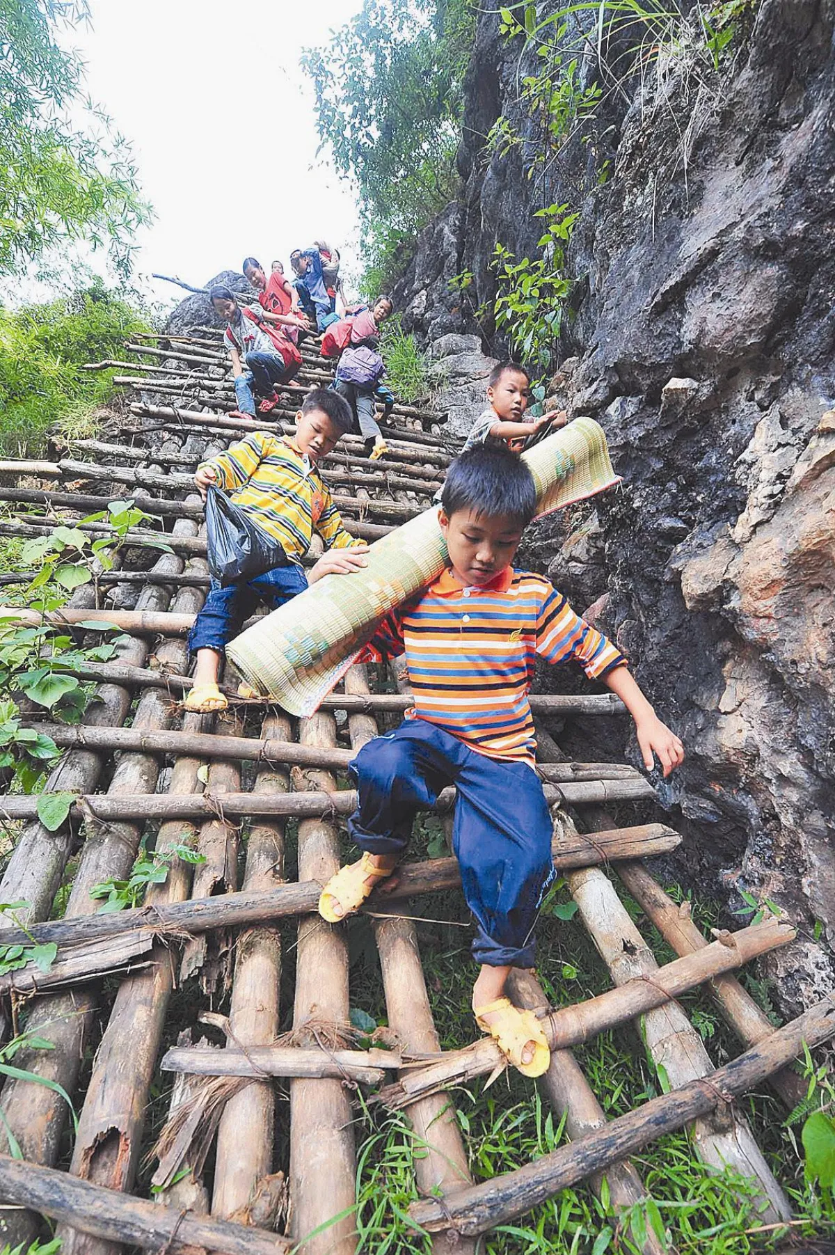 翻山越嶺   崎嶇求學路