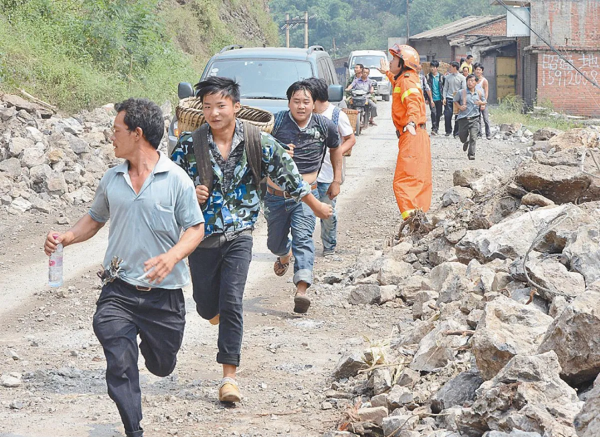 重災區仍有2000人被困雲南老師和村民 雙手挖出7童