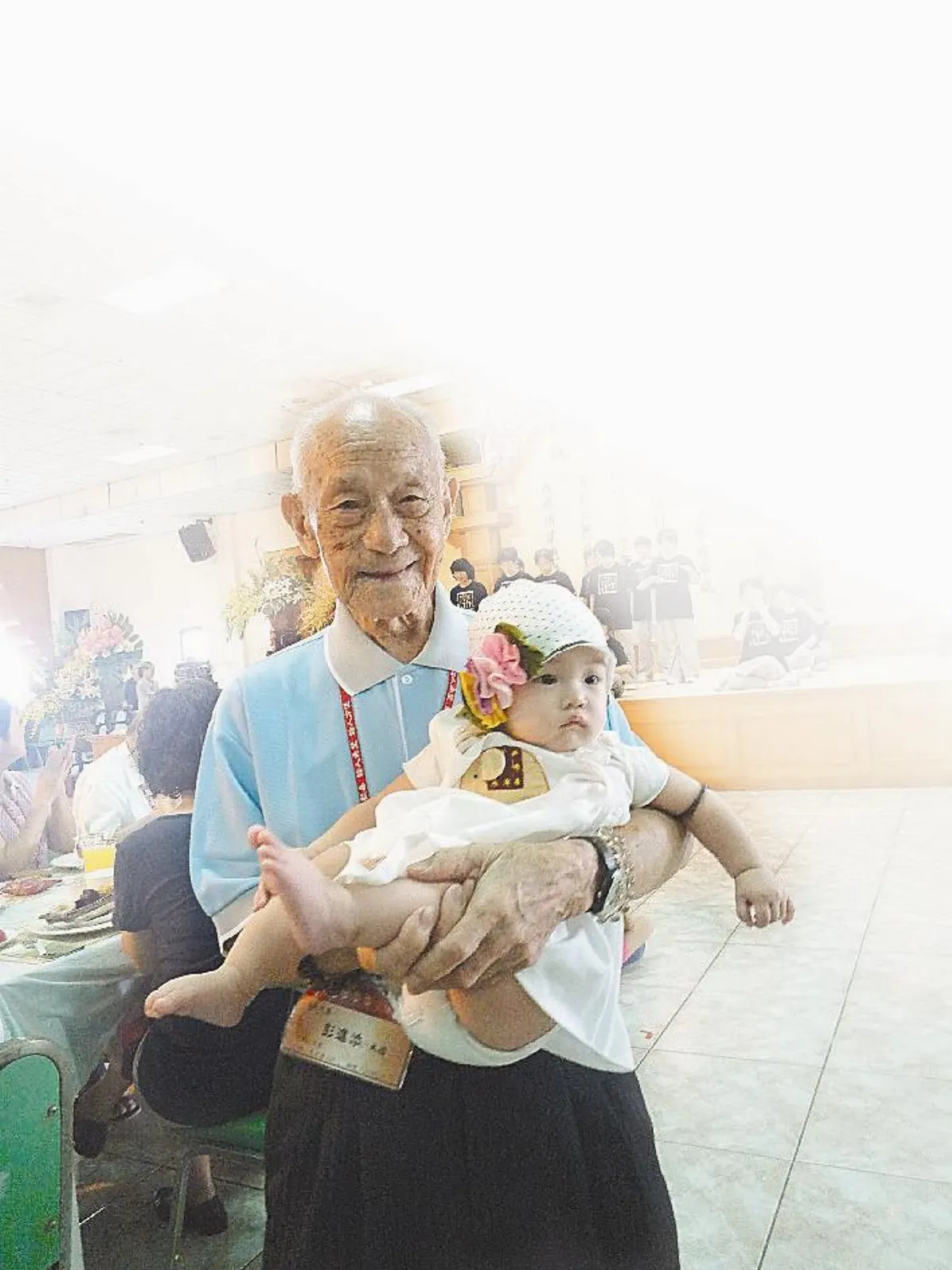 104歲人瑞抱小貝比