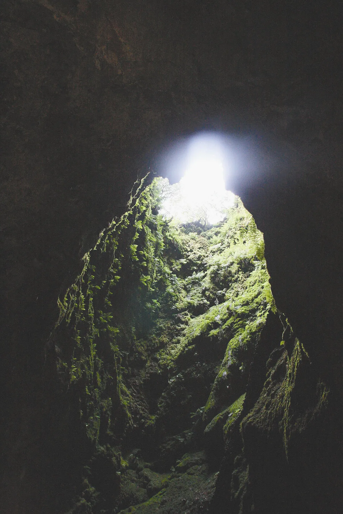 火山口會放光？
