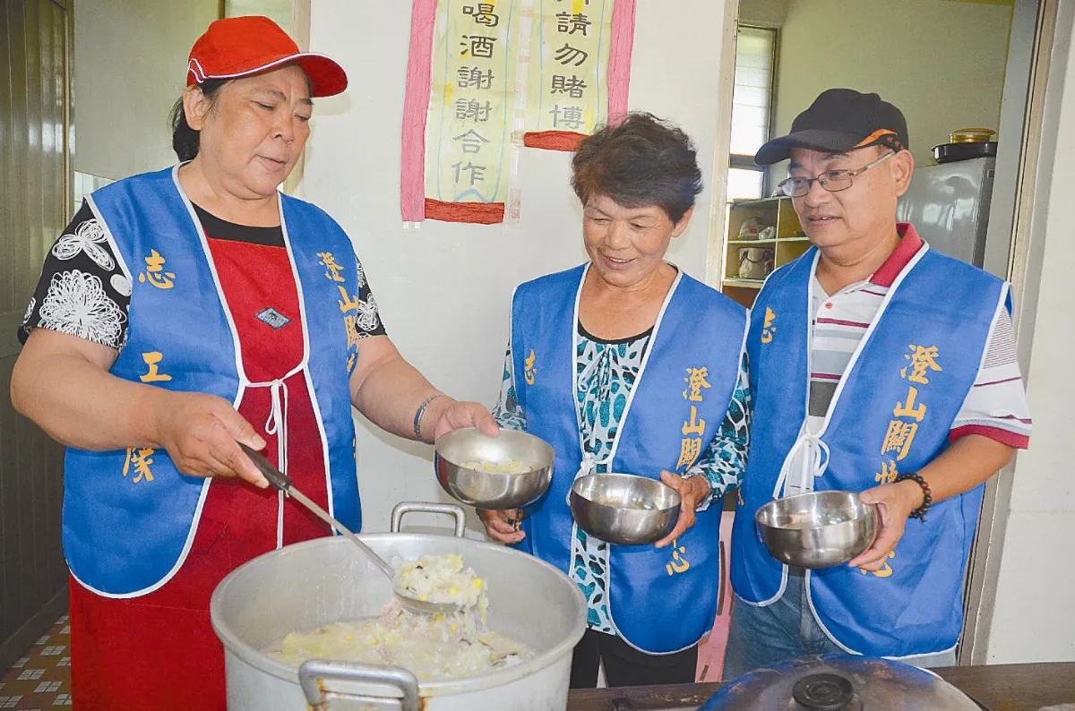 出錢又出力 買菜煮飯 共餐8年