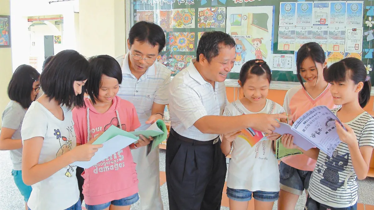 推廣英文 鼓勵閱讀萬巒鄉長捐半年薪水