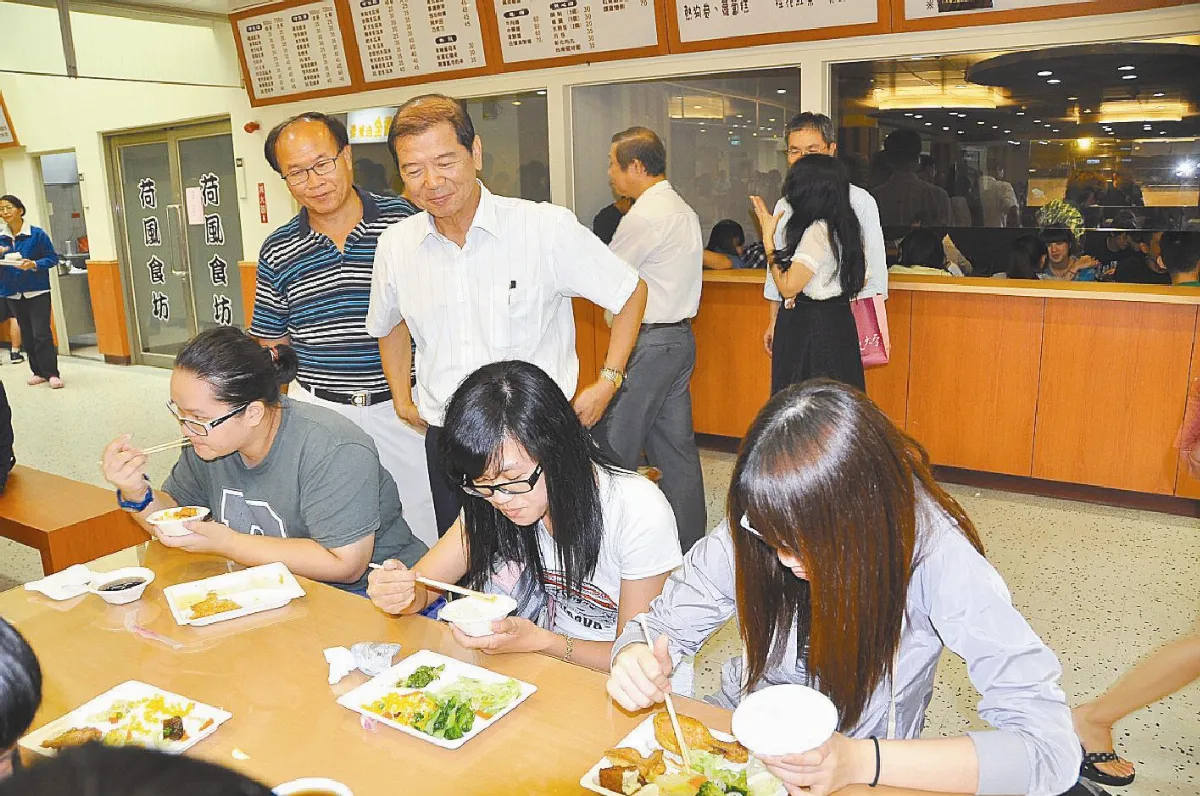 讓學生吃得飽、吃得好 佛大美食街開賣