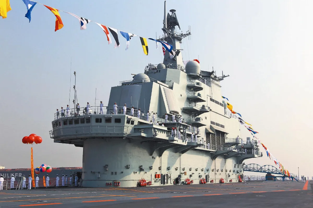 陸航母遼寧號服役 胡錦濤登艦