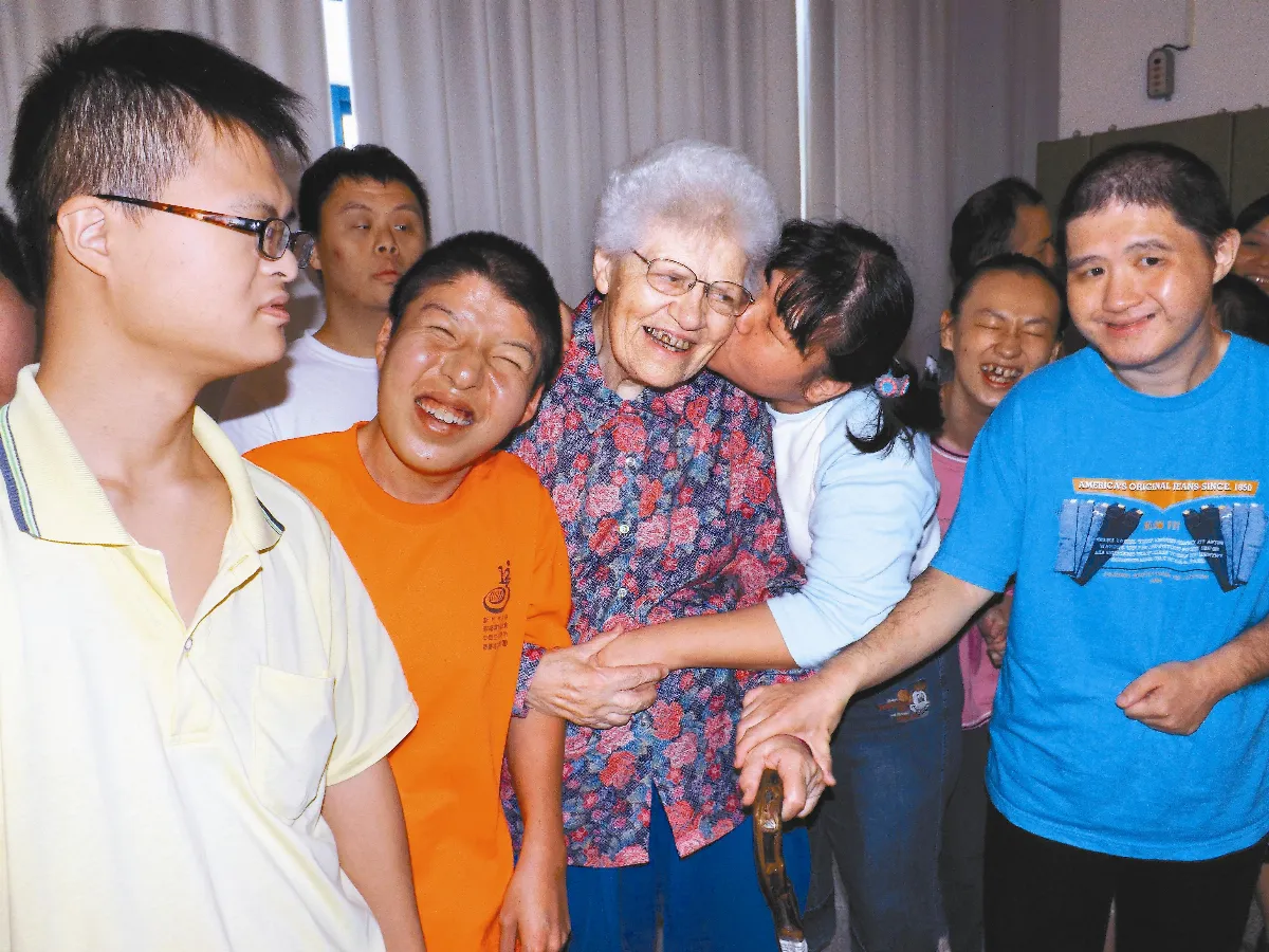 修女阿嬤奉獻特教40年 院生獻吻