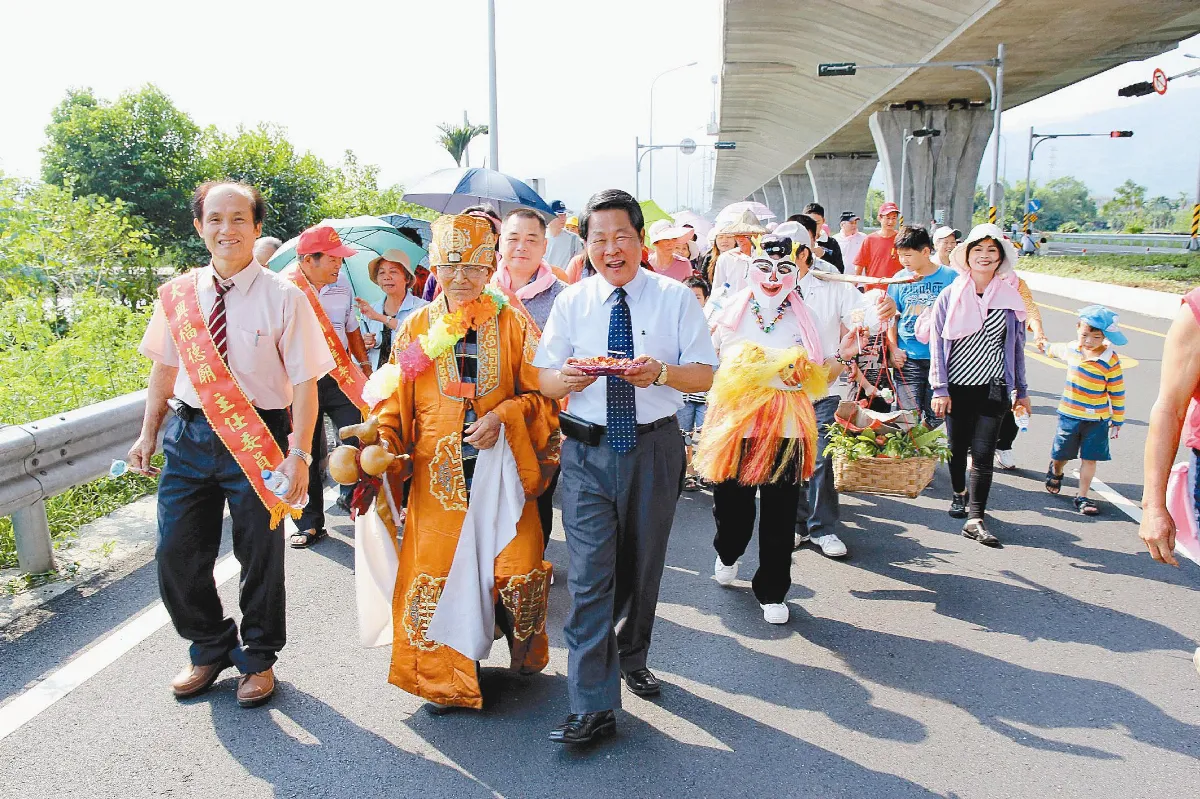 86歲扮土地公 中秋健行
