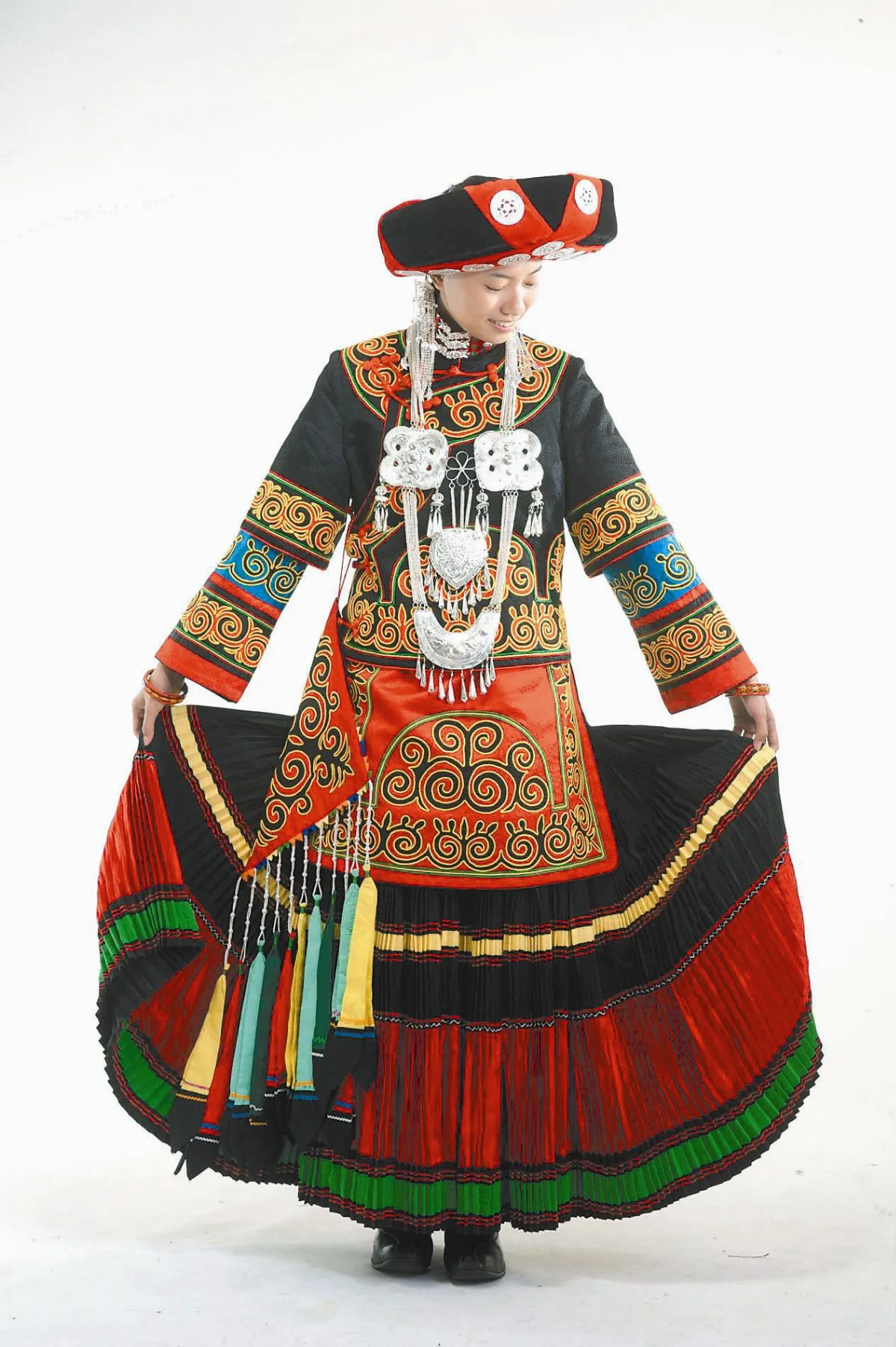 【霓裳之會‧中國非物質文化遺產‧少數民族服裝展】 彝族服飾