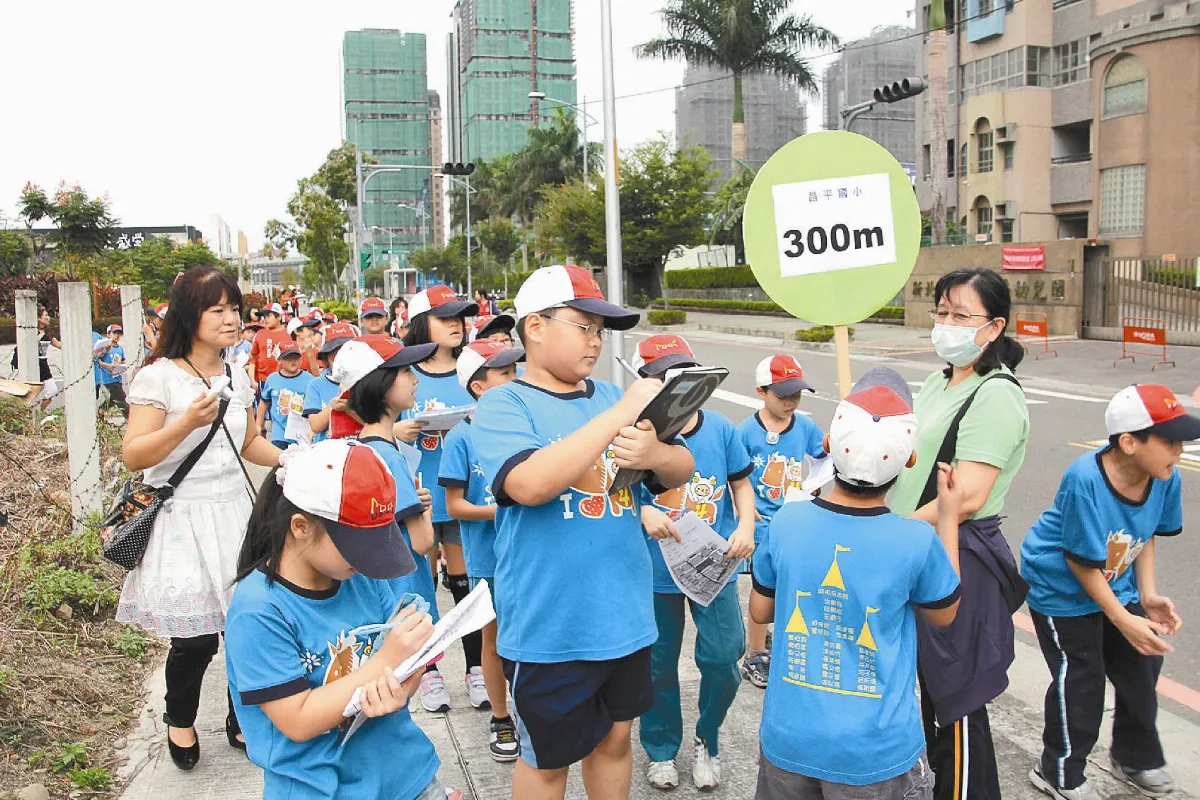1公里多長？ 學童步行丈量