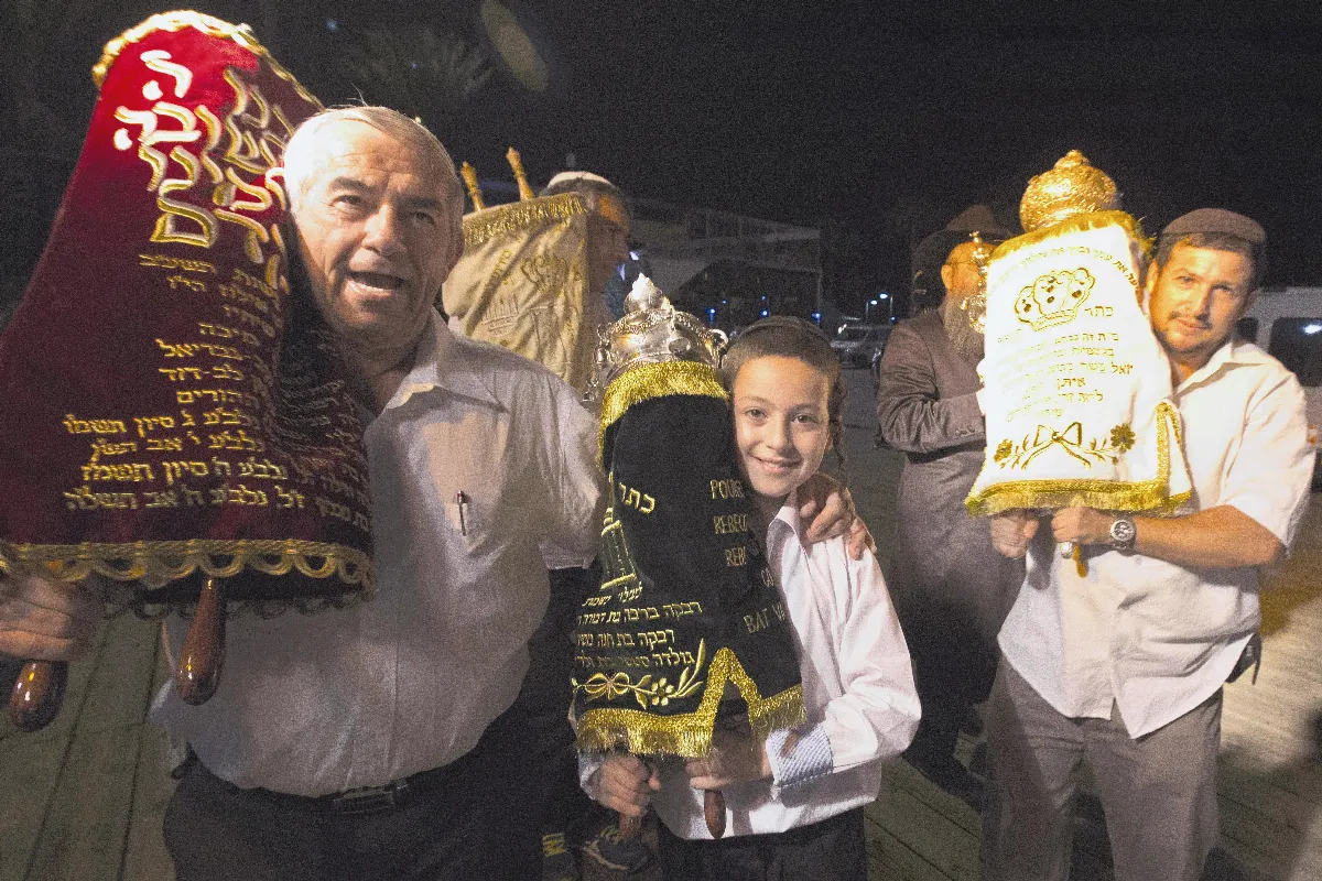 抱著《妥拉》來跳舞