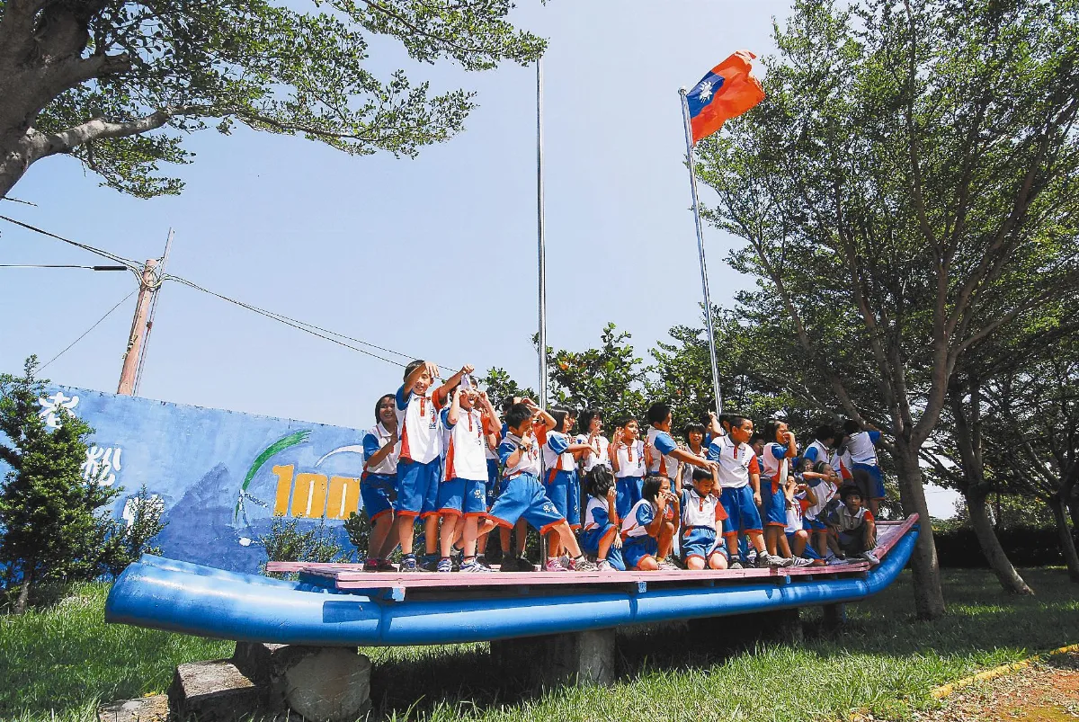 忠孝國小學童 上船升旗