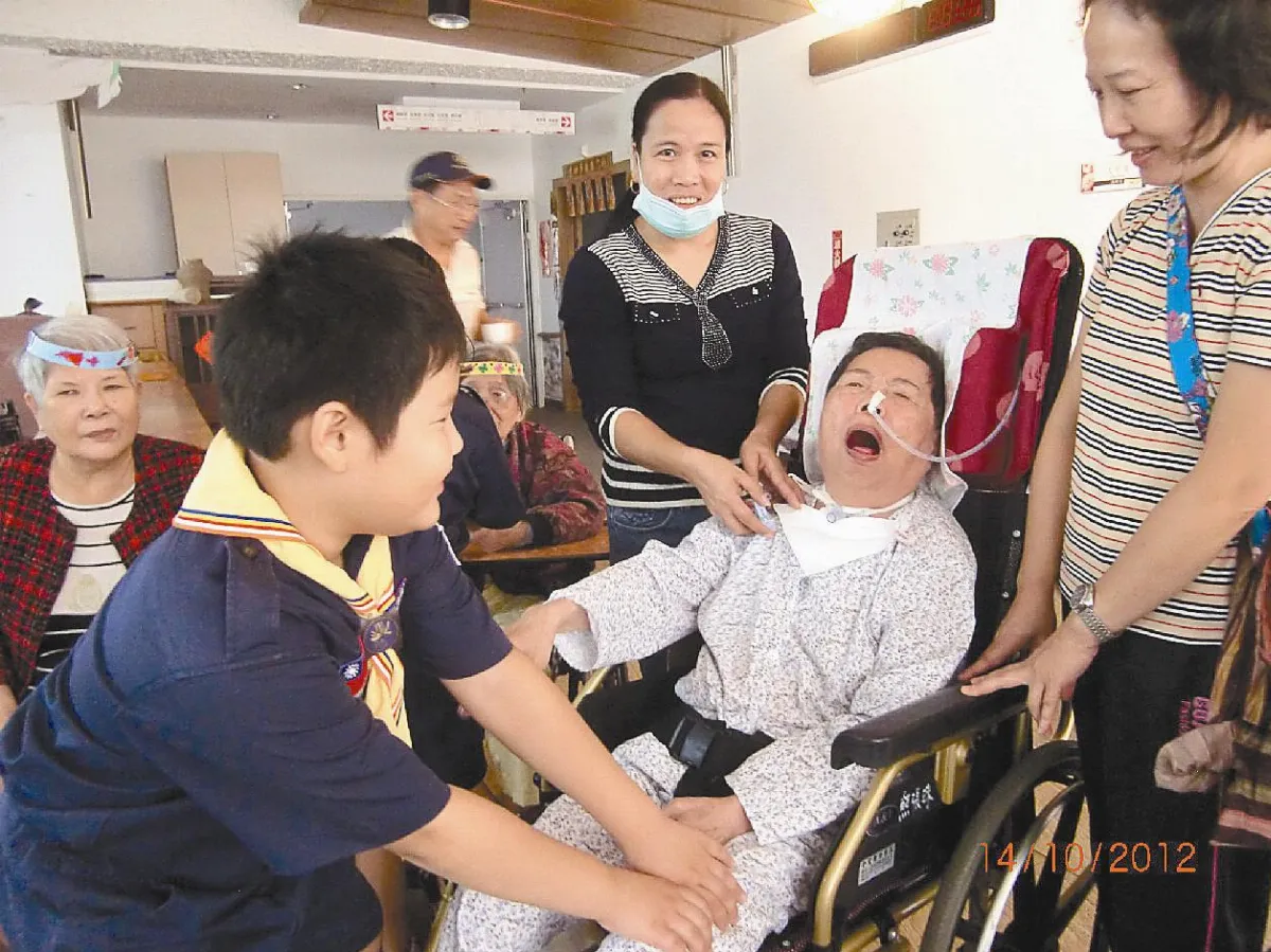 實踐三好四給 佛光童軍敬老愛老
