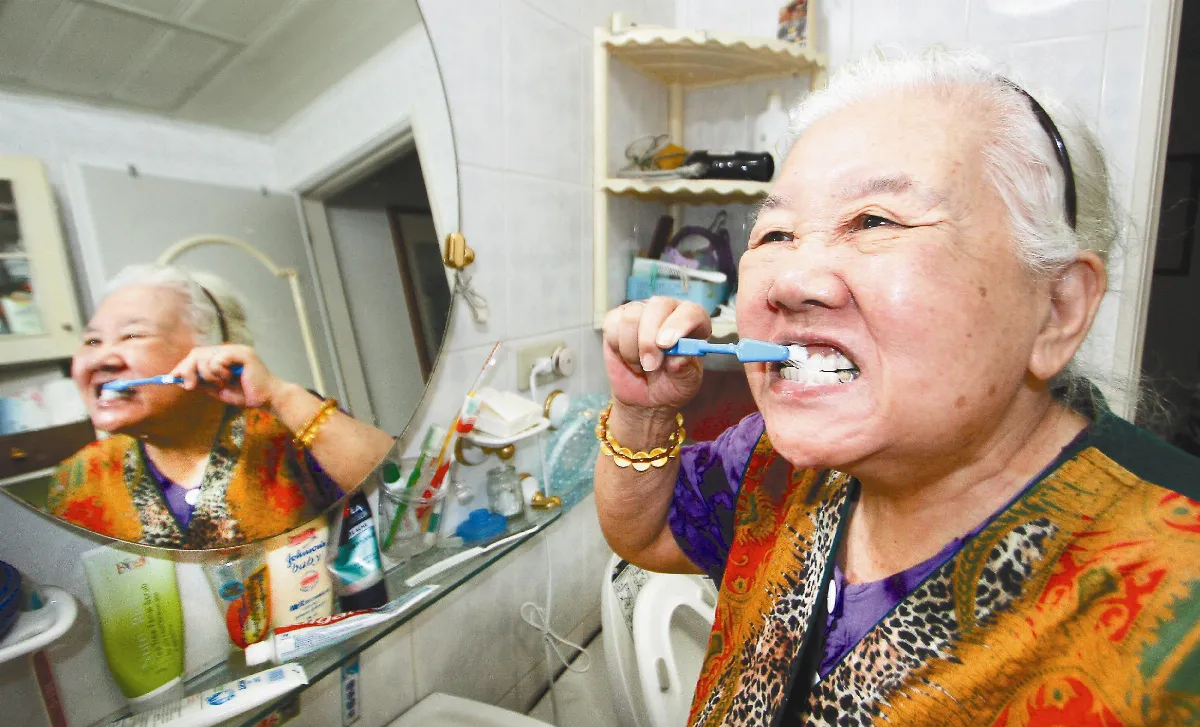 老人不刷牙 當心肺炎上身