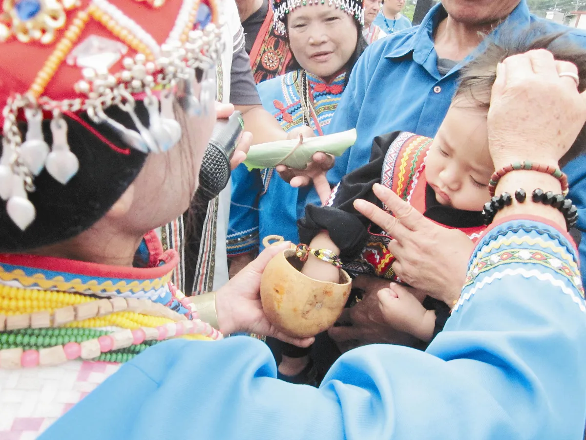 布農族嬰兒祭 接受族人祝福