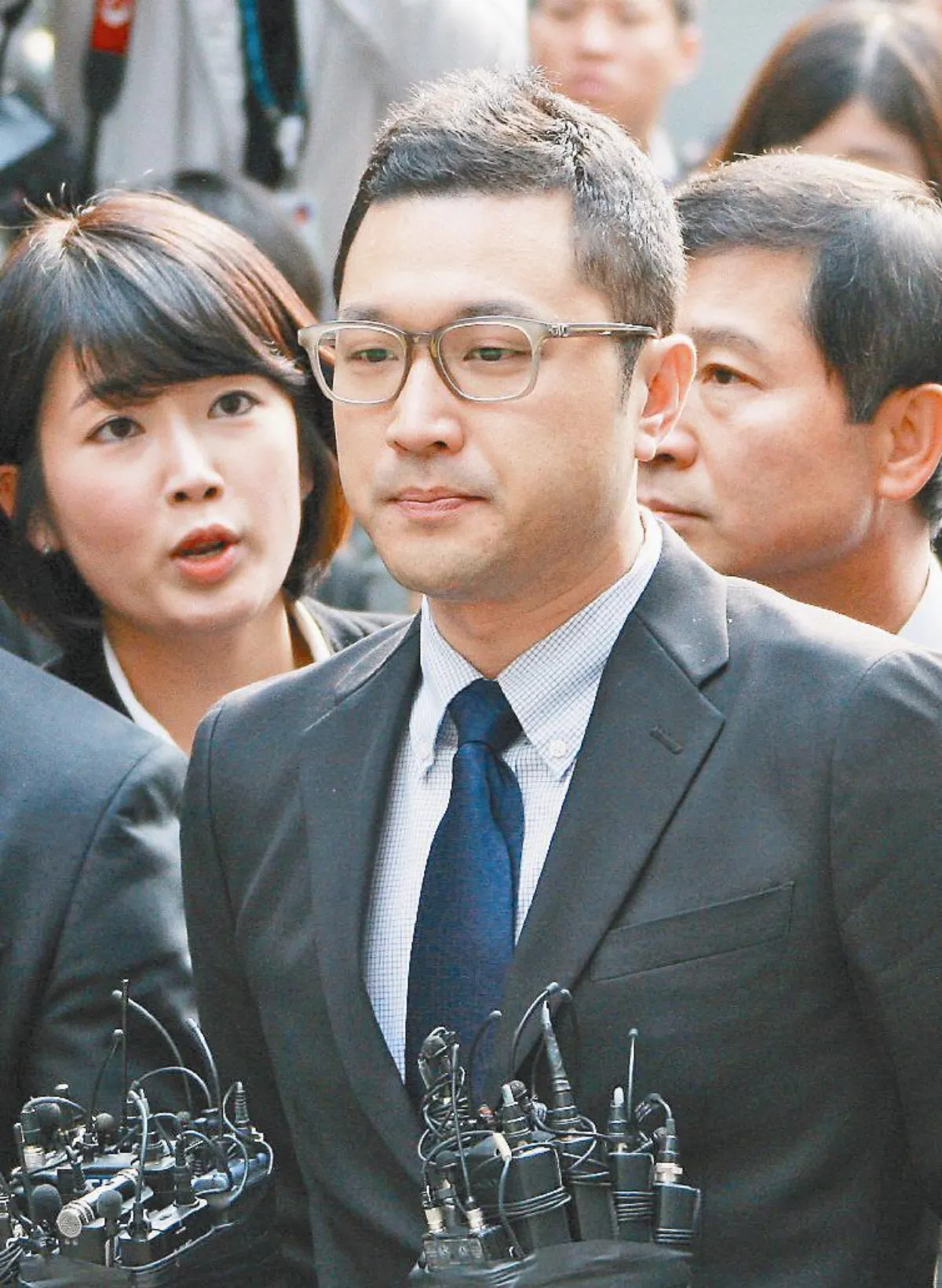 李明博卸任宅案 子赴特檢說明