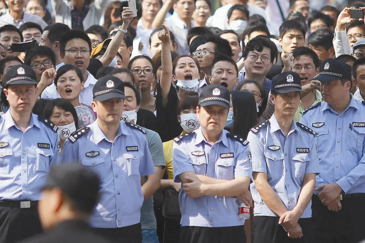 不滿擴建石化廠 寧波民眾示威  傳警催淚彈清場