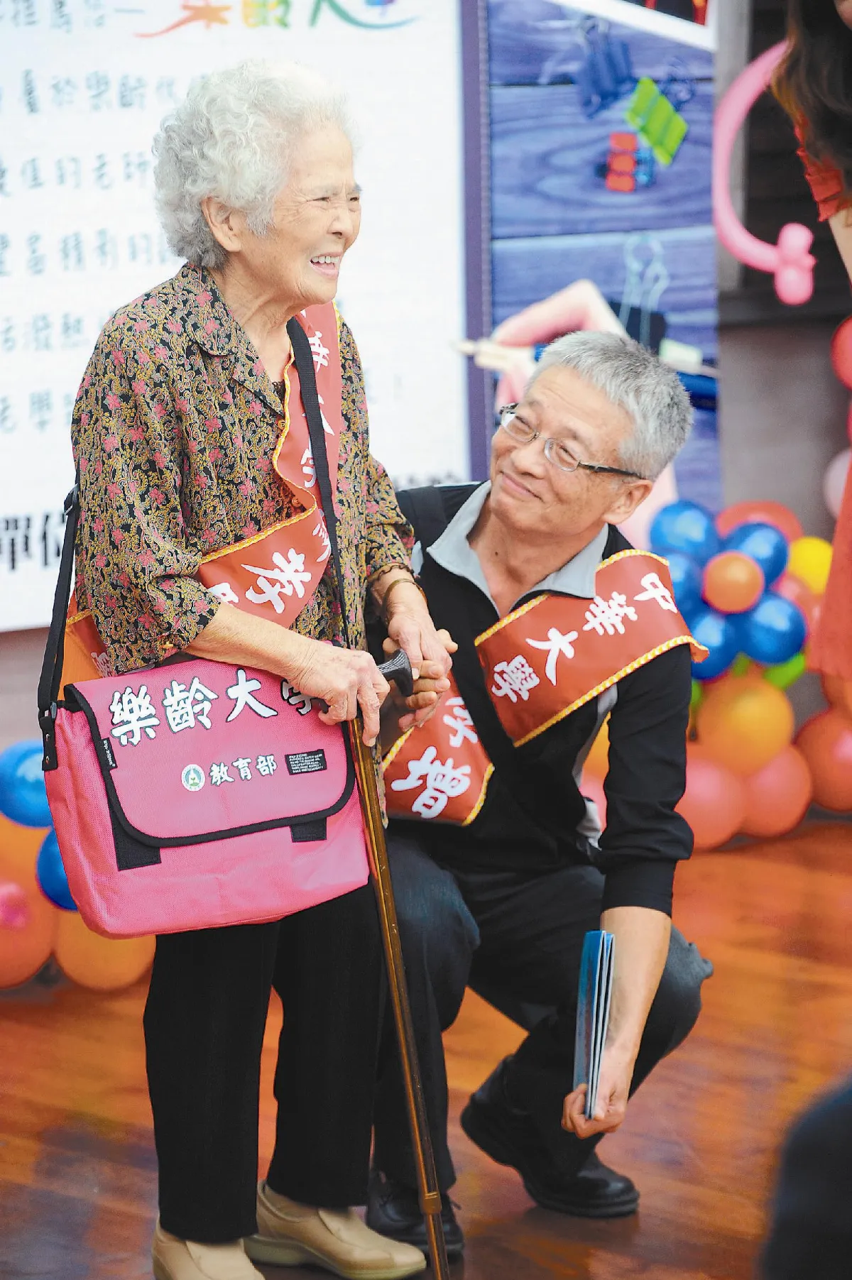 87歲蘇奶奶上學 兒女陪讀